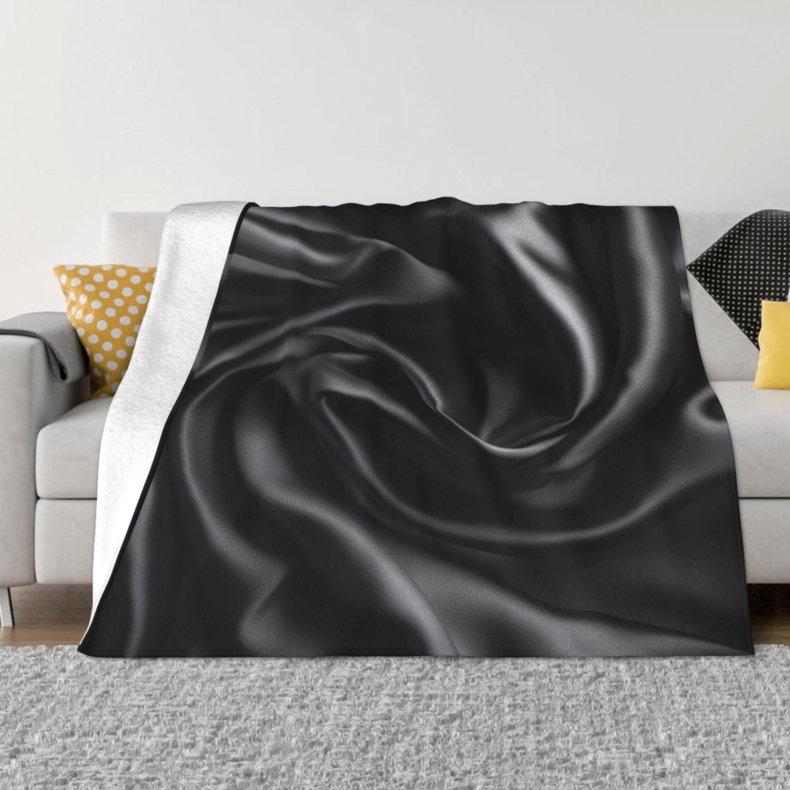 Couverture en flanelle légère noire pour des soirées cocooning confortables sur le canapé