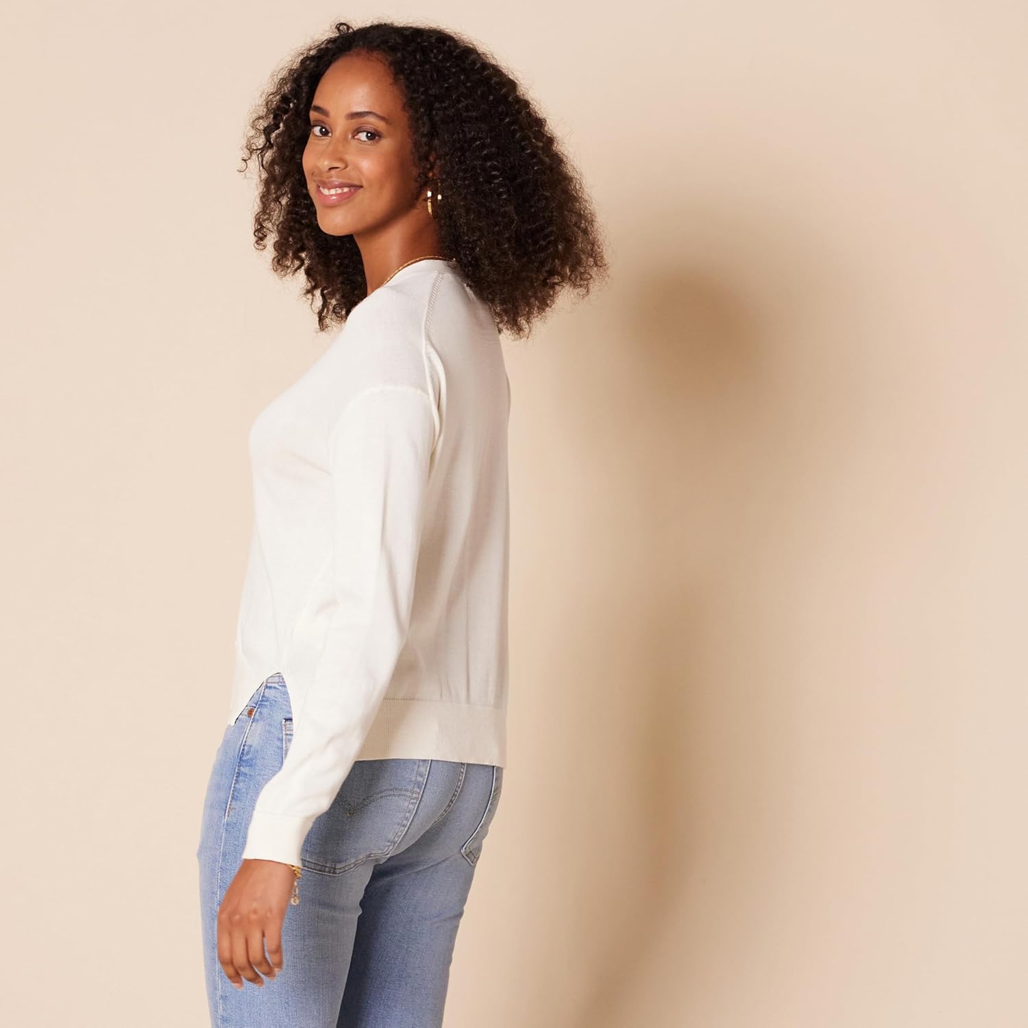 Amazon Essentials Women's V-Neck Lightweight Cropped Relaxed-Fit Cardigan Sweater - Image 3