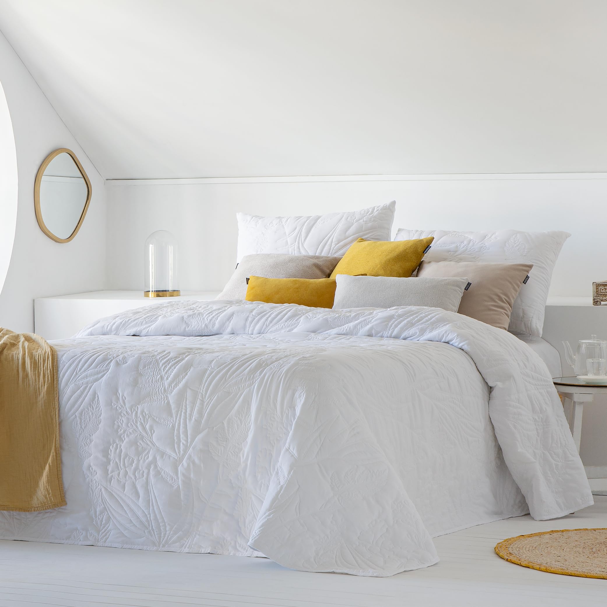 Fundeco - Transitional Bedspread for 135 cm Bed - Elegant Floral Design - White - Measure 235 x 270 cm - Includes 2 Cushion Covers 50 x 70 cm - 100% Polyester (Mireya White)