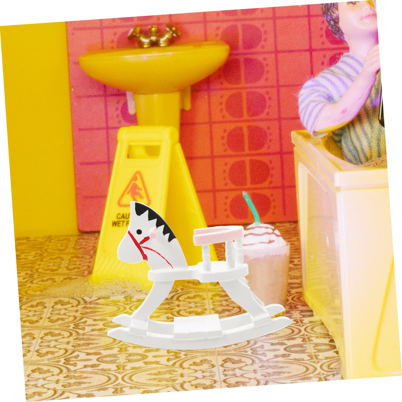 ERINGOGO Meubles De Mini Maison De Poupée Petit Poupées Décoration Figurine Ornement Miniatures Mini Jouets De Meubles De Maison Mini Mobilier De Maison Mini Cheval à Bascule en Bois Rose