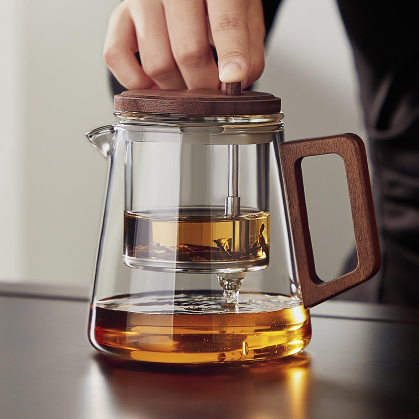 Questa teiera è dotata di filtro integrato, rivestimento interno trasparente per la separazione dell'acqua, resistenza al calore e design ergonomico. Include un manico con un solo pulsante per filtrar