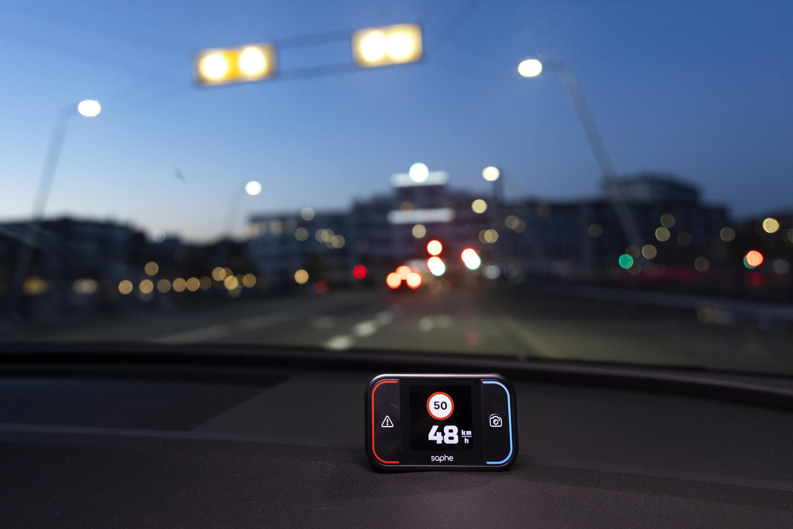 Saphe Drive Pro Blitzerwarner für das Auto mit Farbdisplay – CarPlay und Android Auto kompatibel – Zeigt Blitzer und Gefahren – Daten von Blitzer.de – Inkl. 12 Monatsabo