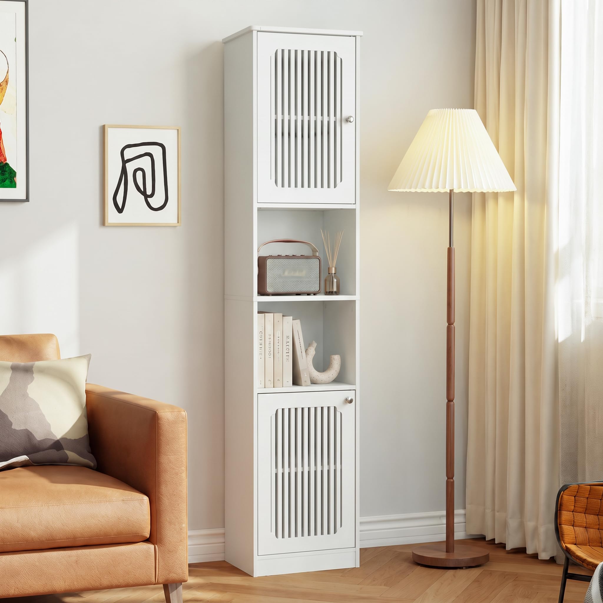 TIZZ Armadietto da bagno alto 163 cm, bianco, modello autoportante con ripiani regolabili, dietro un'anta a lamelle, armadio stretto e alto con più scomparti