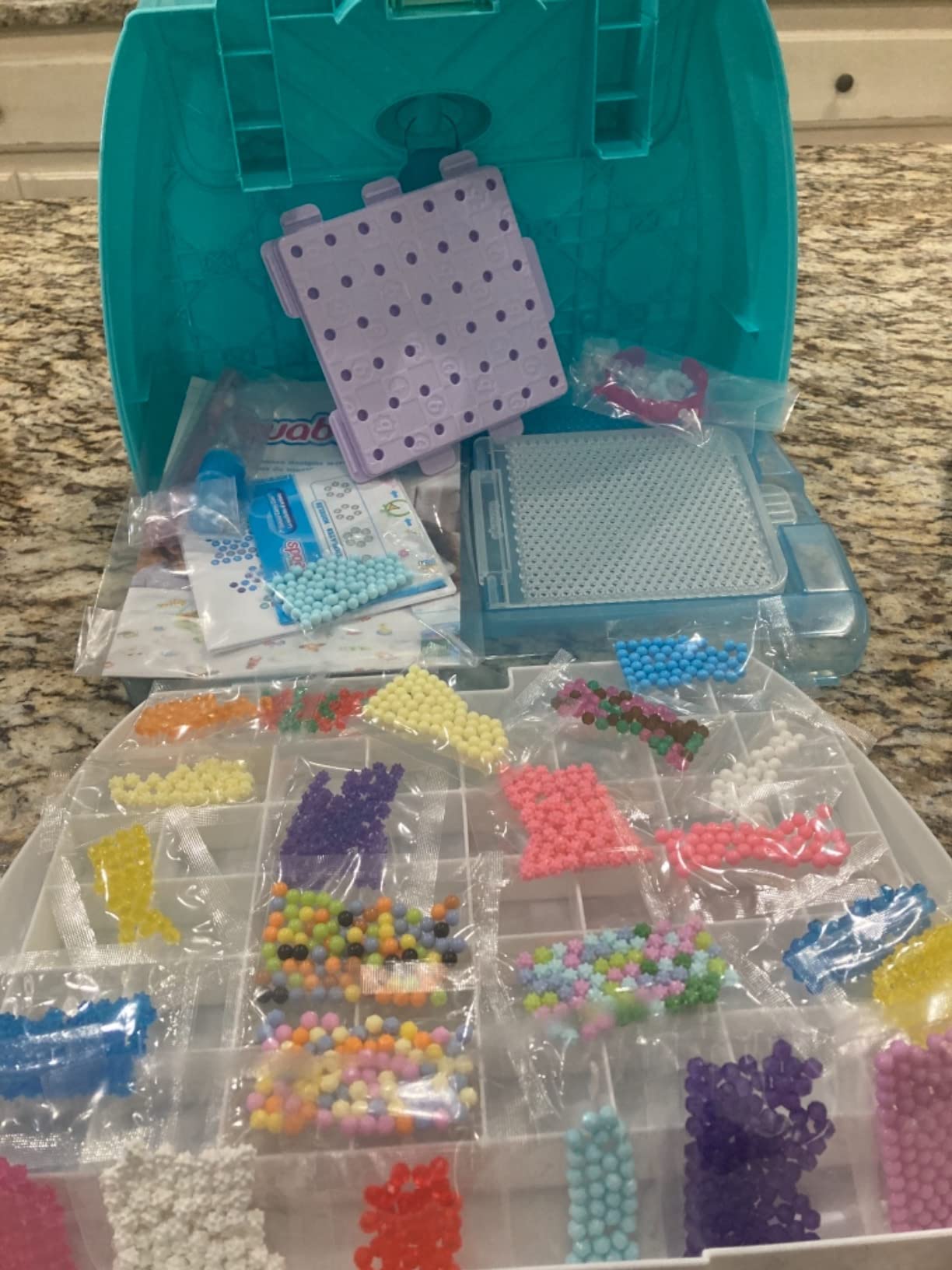 Aquabeads Estuche De Diseñadora – Set De 1400 Cuentas De Agua En 48 Colores, Incluye Plantillas Para Unicornios Y Dinosaurios, A Partir De 4 Años