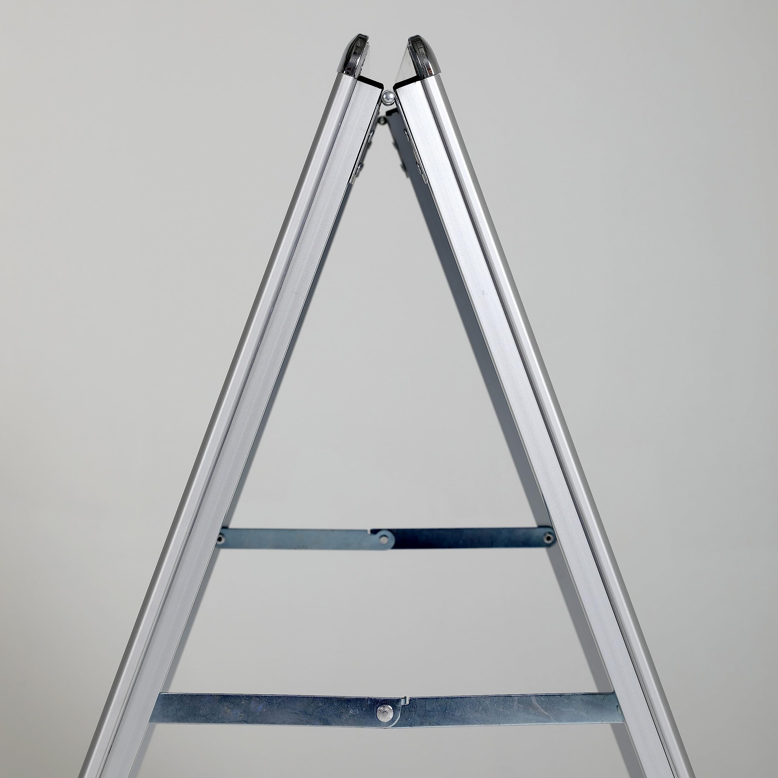 Caballete Publicitario Exterior Impermeable DIN A1 | Porta Carteles de Aluminio Plata con Perfil de 32 mm | Con Orificios de Drenaje y 2 Láminas Antirreflectantes