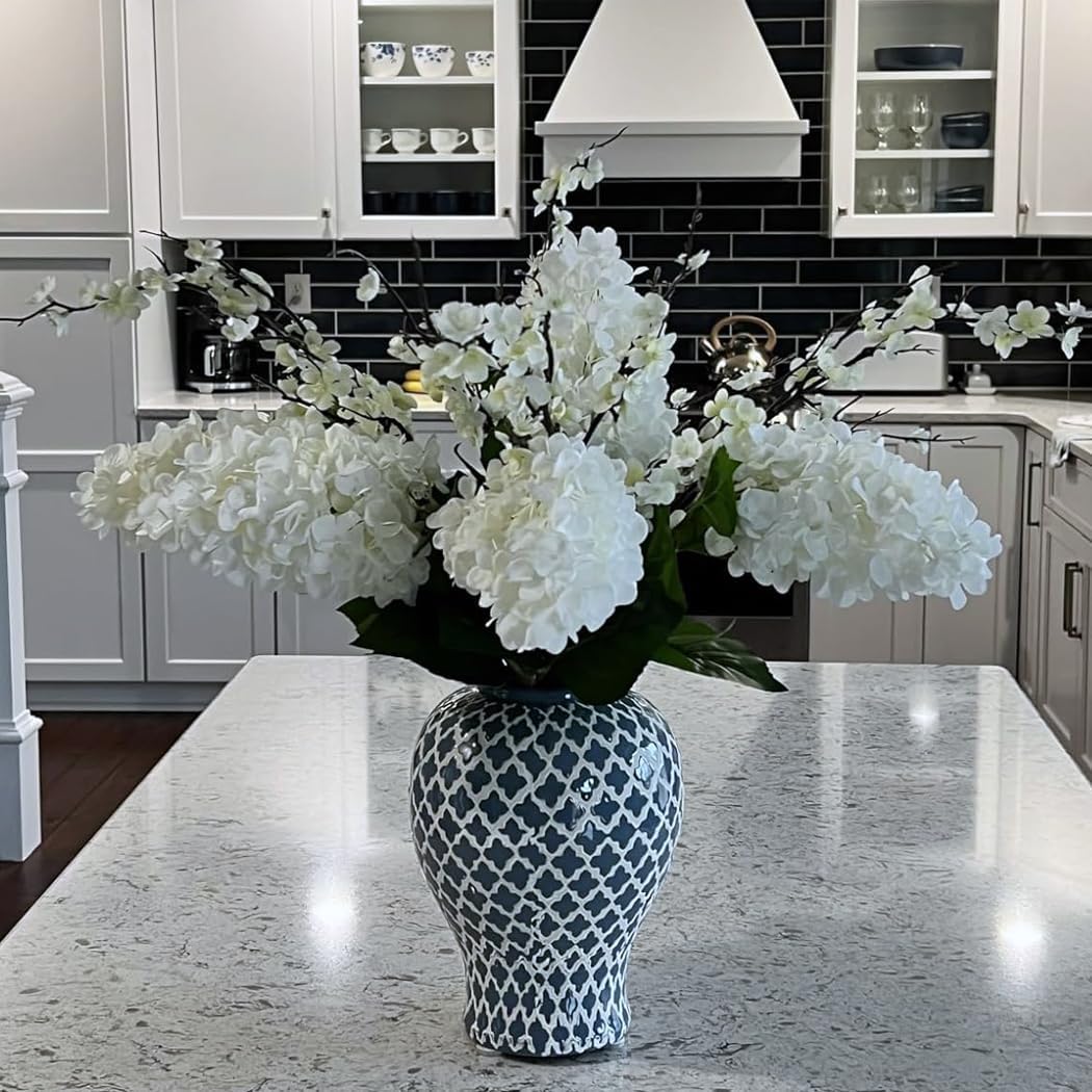 Briful fehér művirág hortenzia vázában
