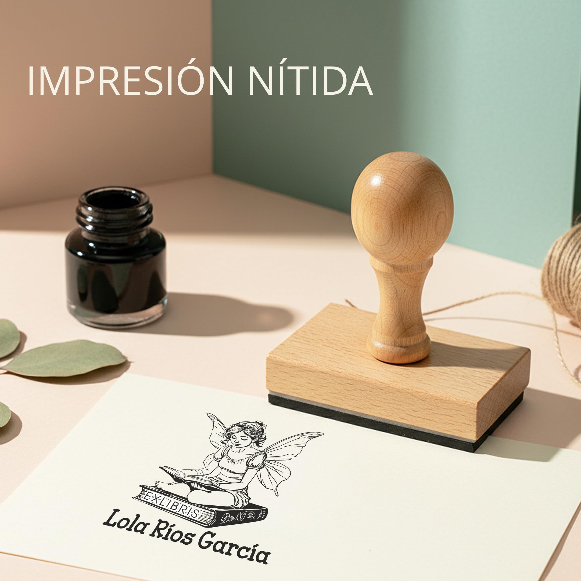 STAMPA | Ex Libris Personalizado Hada Leyendo – Sello para Libros con Nombre | Caucho Grabado Láser + Madera Haya/Caoba | Almohadilla de Tinta Negro/Azul/Rojo/Verde | Caja Regalo