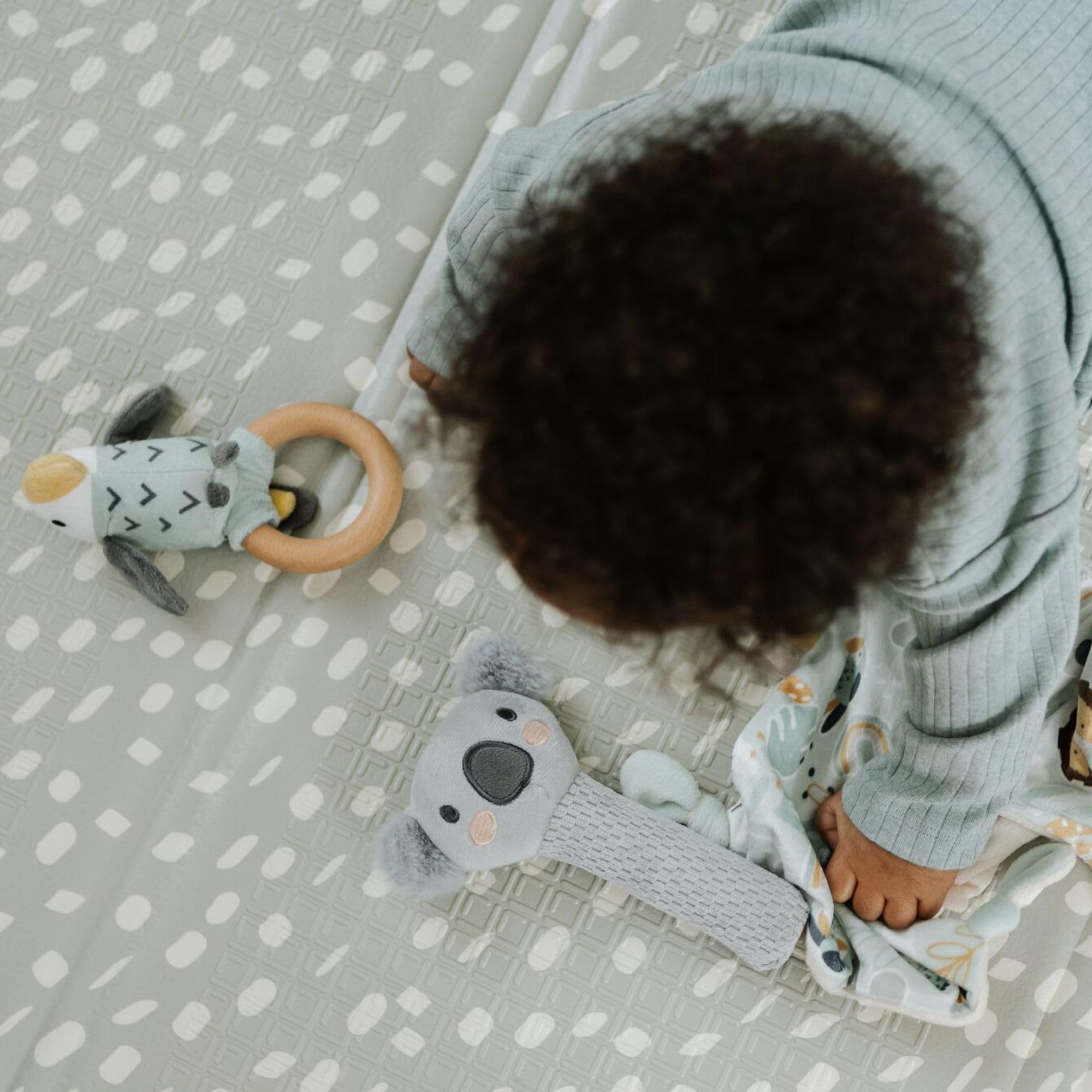 Nuby Juego de regalo para bebé Nuby - Set de Regalo para Bebés Animal Adventures - Set de Recuerdos de 3 Piezas - Peluche, Sonajero y Mordedor - Incluye Empaque de Regalo - Apto desde el Nacimiento