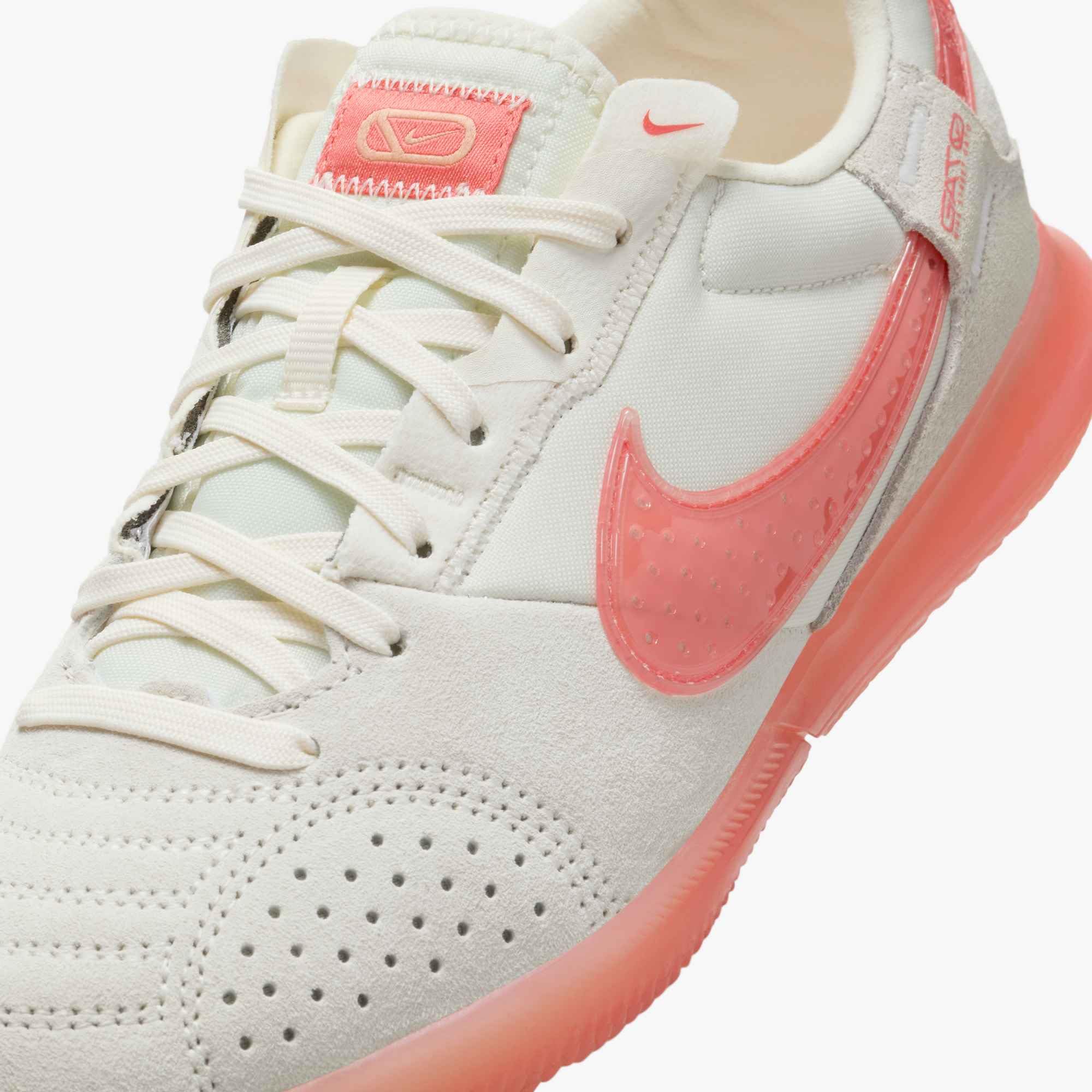 Nike Jr. Streetgato Little/Big Kids' Low-Top Soccer Shoes (DH7723-104, Pale Ivory/Apricot Agate) Size 1.5