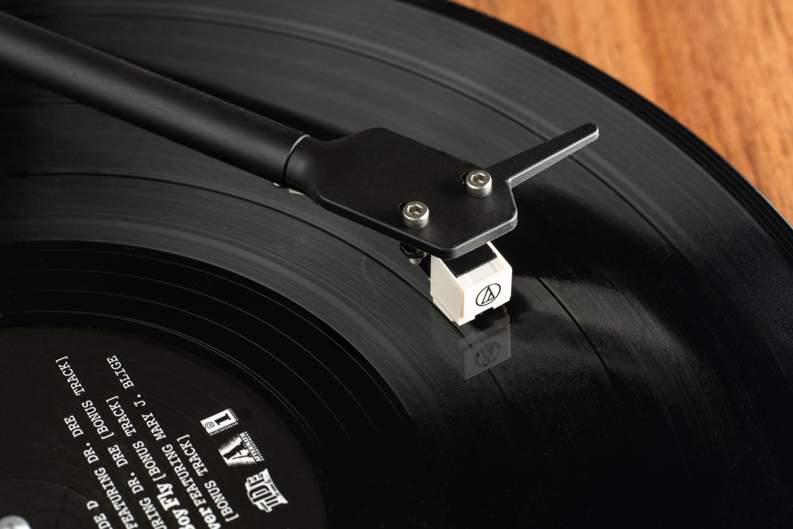 Pro-Ject E1 BT, Tourne-Disque d’entrée de Gamme Plug & Play avec système de Cellule MM, émetteur BT, préamplificateur Phono commutable et Changement électronique de Vitesse (AT3600L, Noyer)