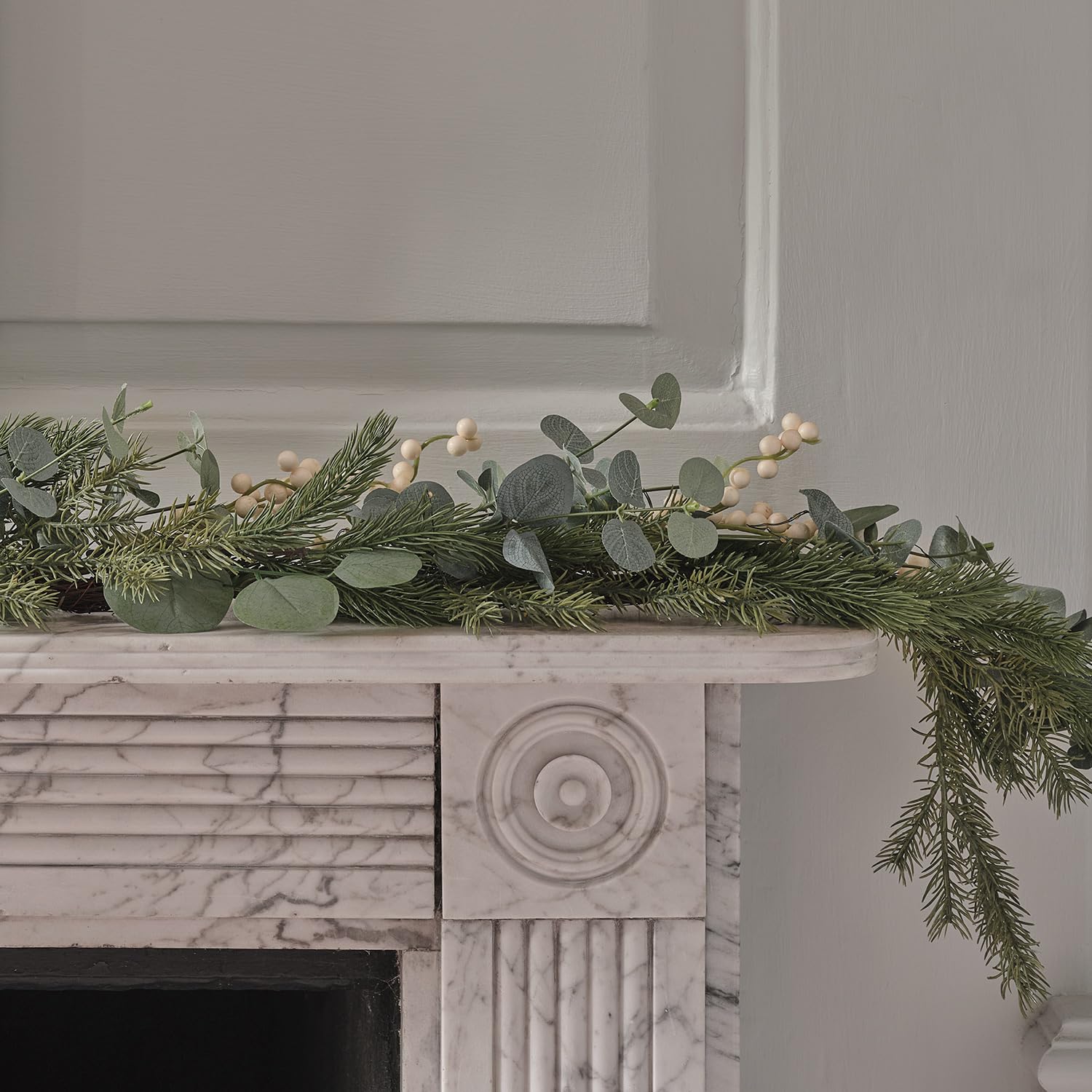 Light4fun Eukalyptus- und weiße Beerengirlande mit Beleuchtung batteriebetrieben & mit Timer Weihnachten Dekoration beleuchtet Innen Grün Weiß (1,5 m)