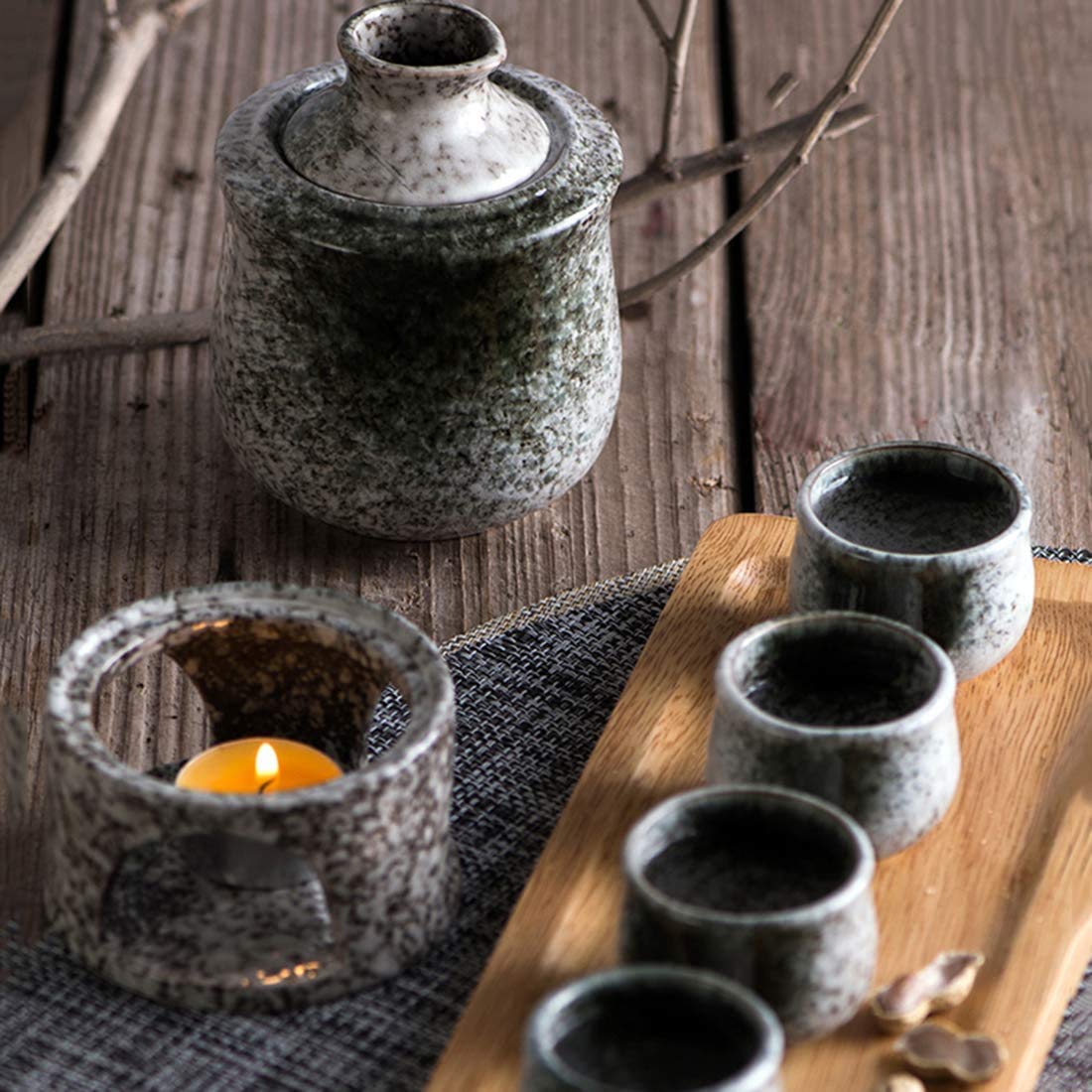 Ensemble à saké japonais exquis en céramique avec 4 verres à liqueur, carafe de service et bol chauffant