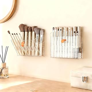 Organizadores de maquillaje montados en la pa...