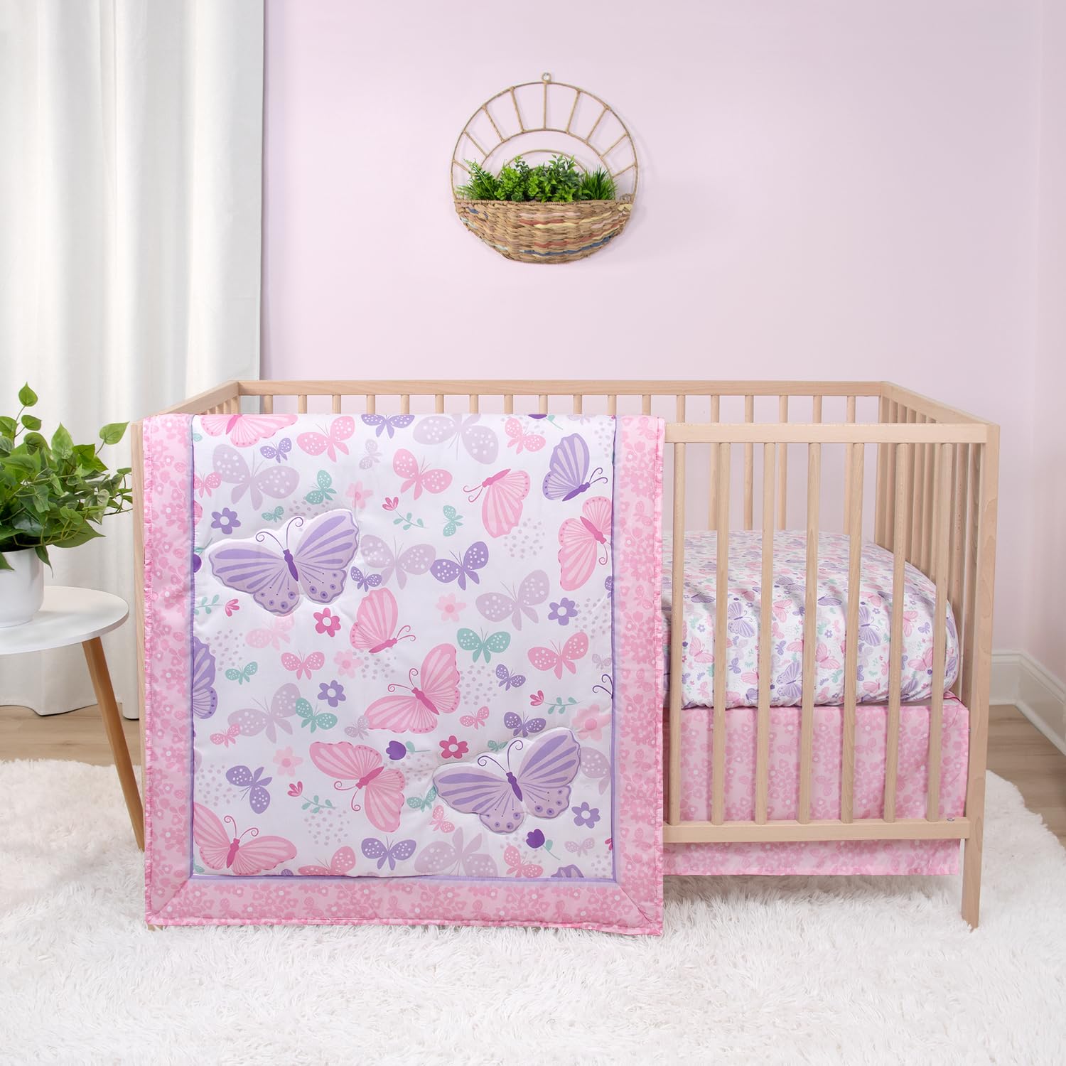 Juego de cama de 3 piezas para cuna de bebé Peanutshell para niñas recién nacidas, bebés y niños pequeños, juego de cama decorativo con sábana ajustable, edredón con volantes y canción de mariposas