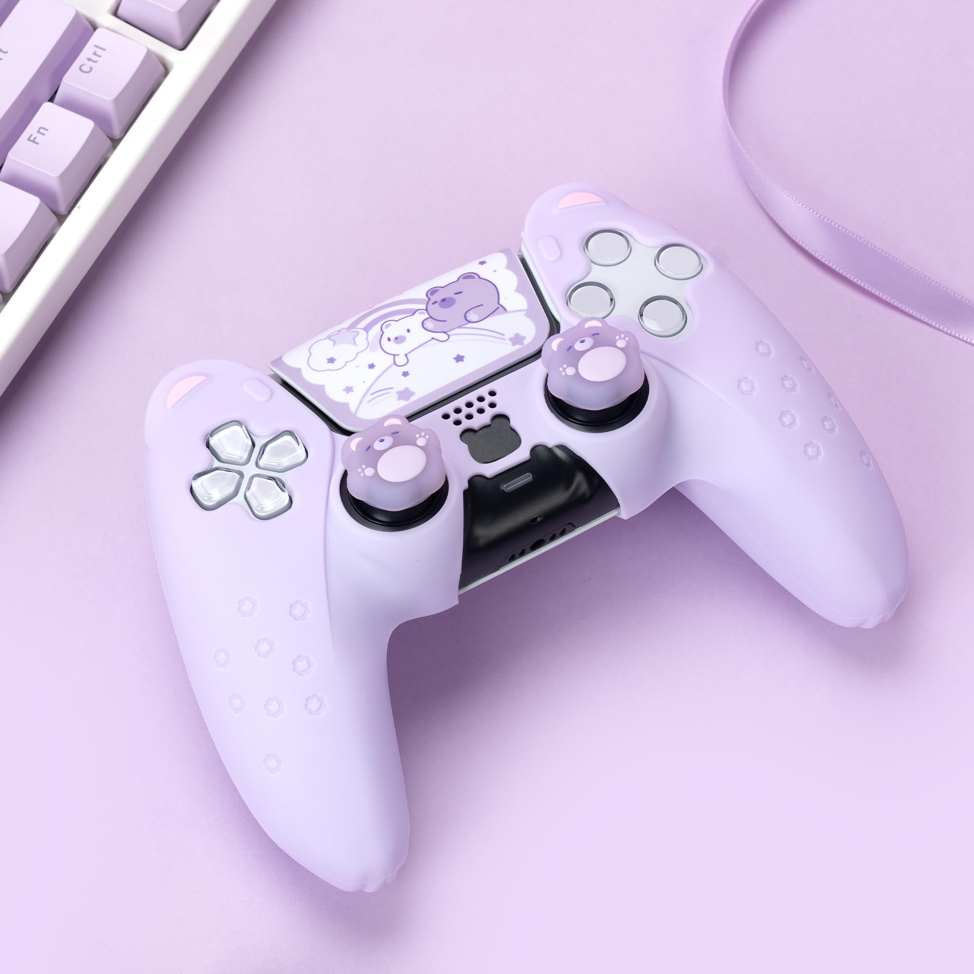 GeekShare Uroczy zestaw skórek kontrolera PS5 z misiem, z 2 nakładkami na kciuki i 1 naklejką, antypoślizgowe silikonowe etui ochronne do kontrolera bezprzewodowego PS5 - fioletowy