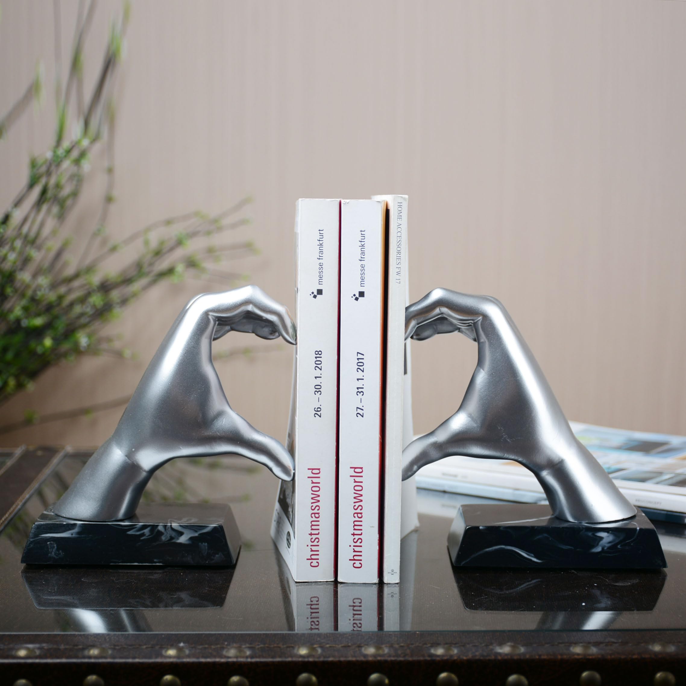 HAUCOZE Portalibri Reggilibri Mano Cuore Scultura Statua Mensola Decorazione Figurina Moderna Arte Regalo per Casa Soggiorno Ufficio 26cm