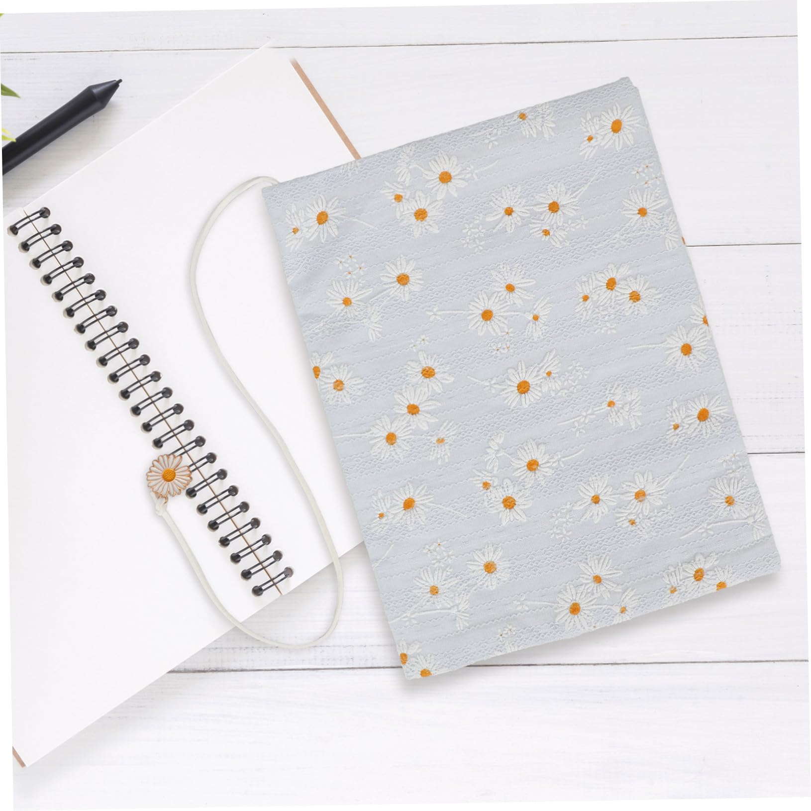DOITOOL 4 Pezzi Copertina Libro Lavabile Protettiva per Quaderni e Libri Design con Margherita Protezione Resistente e Riutilizzabile per Libri Brossura e Scolastici Accessorio Decorativo