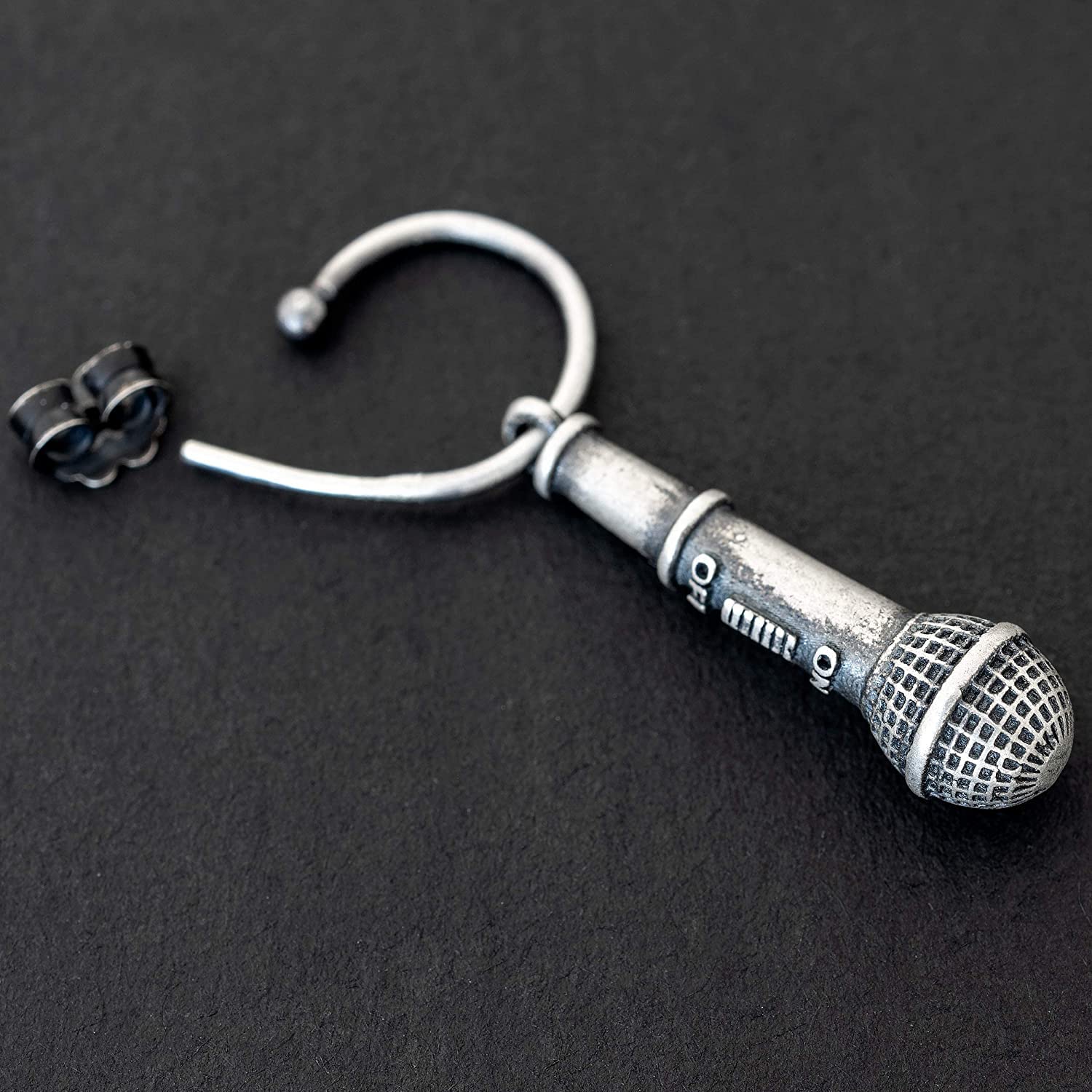 Pendiente de Micrófono para Hombre, Plata de Ley 925 Oxidada, Joyería Cantante Rapero Músico, Sin Níquel Hipoalergénico, Individual - Hecho a mano por Emmanuela