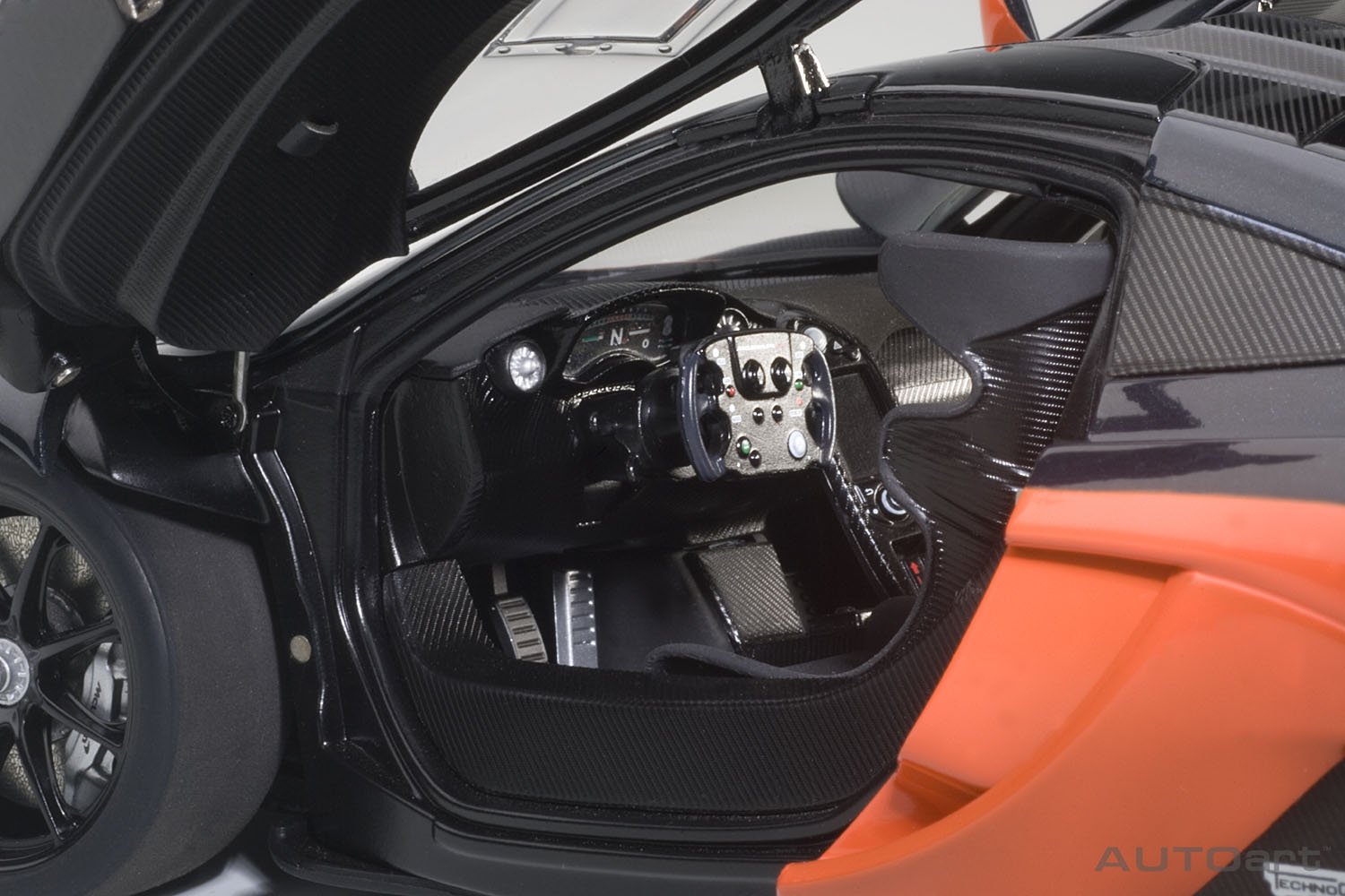 Amazon.co.jp: AUTOart 1/18 マクラーレン P1 GTR ダーク・グレー