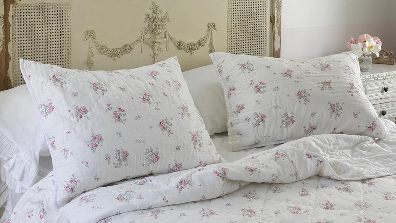 The Farmhouse by Rachel Ashwell - Twin/Twin XL Quilt Set - Signature Rosebury Bedding Collection, White/Pink, 2 Piece