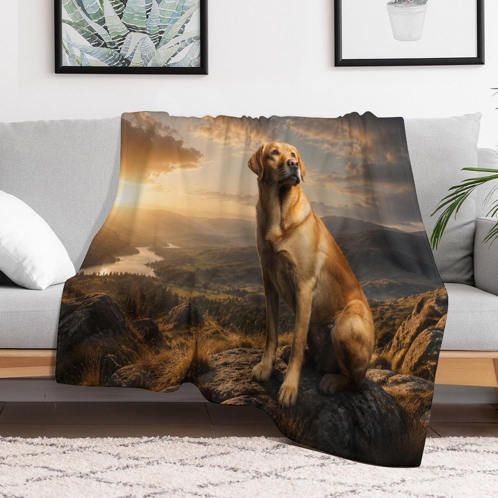 Labrador Retriever in a Dramatic Landscape Kuscheldecke für Zuhause