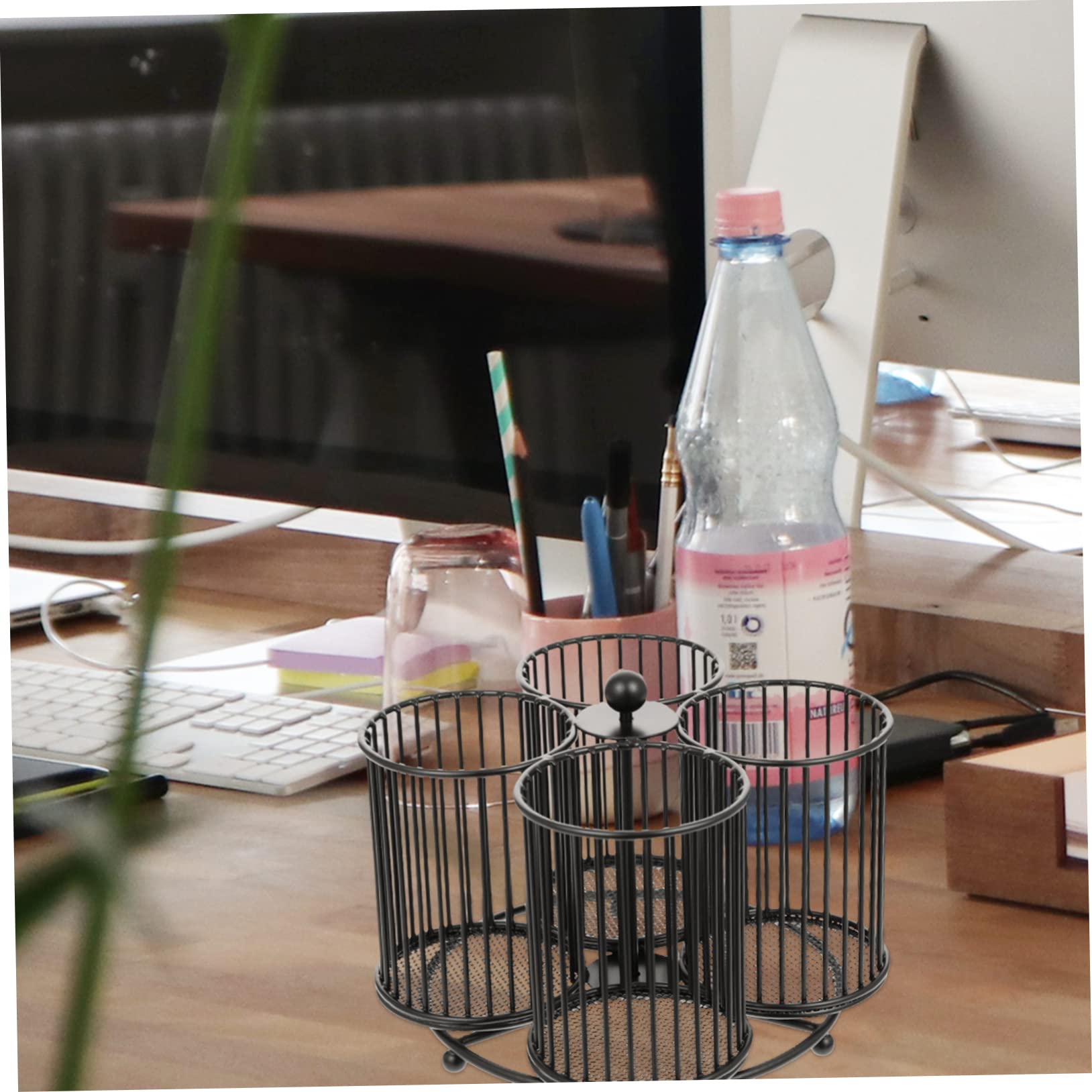 DOITOOL Porta Penne da Scrivania Girevole a 4 Scomparti in Ferro Nero | Multiuso per Ufficio e Cosmetici, Superficie Liscia, Design Unico, Cup Compatto per Matite e Pennelli
