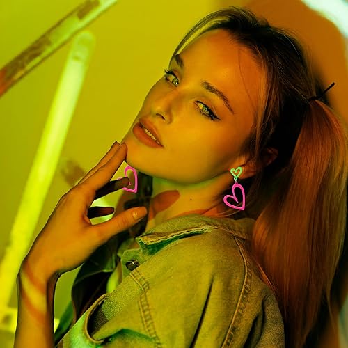 Miniatura 3 de Aretes de neón de los años 80 para mujer, 2 pares de aretes colgantes de acrílico con forma de rayo y corazón, accesorios de fiesta retro brillantes