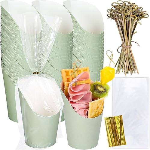 Whaline 50 tazas de charcutería verde salvia con palitos de bambú, bolsas de plástico para golosinas, lazos dorados, papel desechable de 14 onzas,