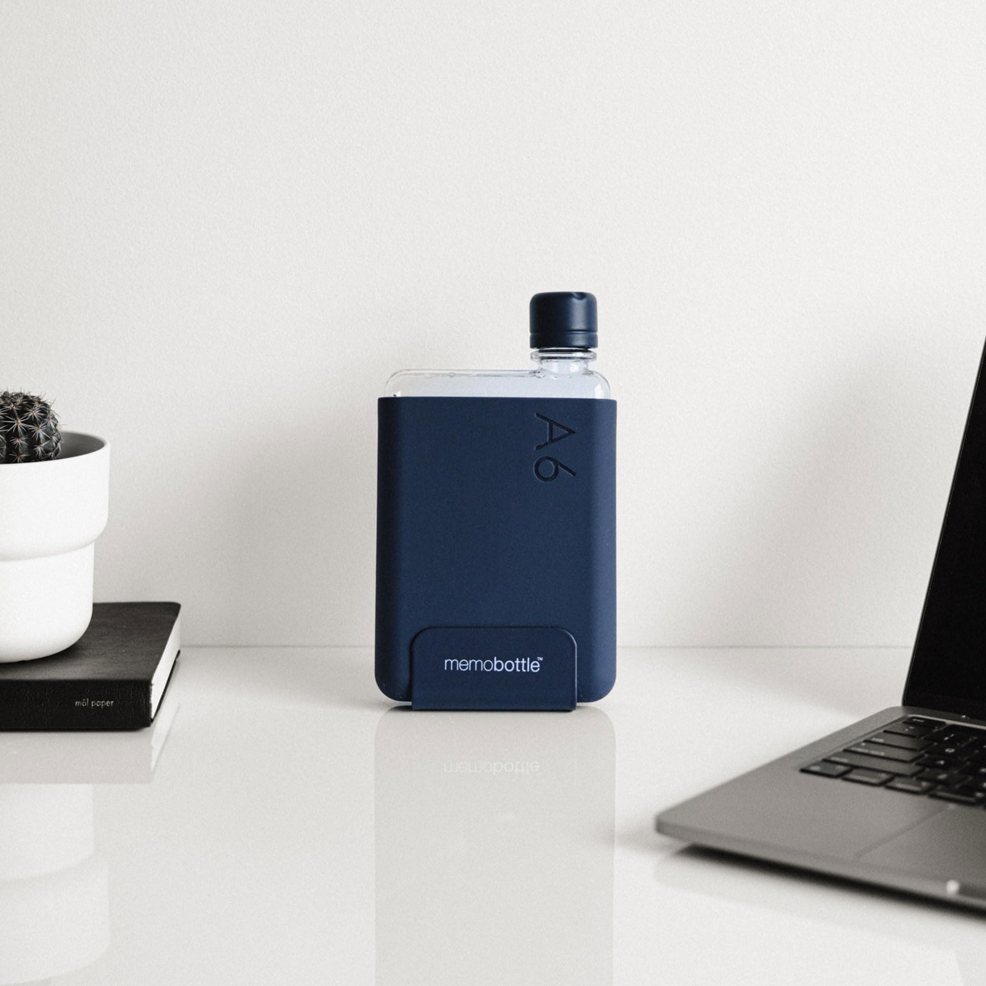 memobottle Paquete A6 (azul medianoche) – 375 ml – Botella, funda de silicona y tapa | Botella de agua compacta para bolsas y bolsillos pequeños | Tritan sin BPA | Moderna, minimalista | Para gimnasio