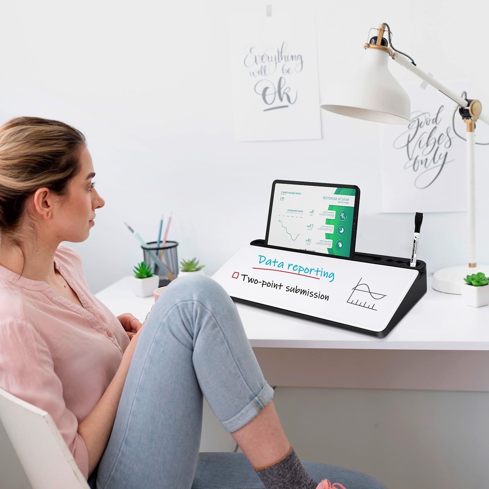 Petit tableau blanc de bureau en verre avec rangement, tableau blanc effaçable à sec avec tiroirs, support de clavier d'ordinateur, organiseur pour accessoires de bureau (blanc et noir)