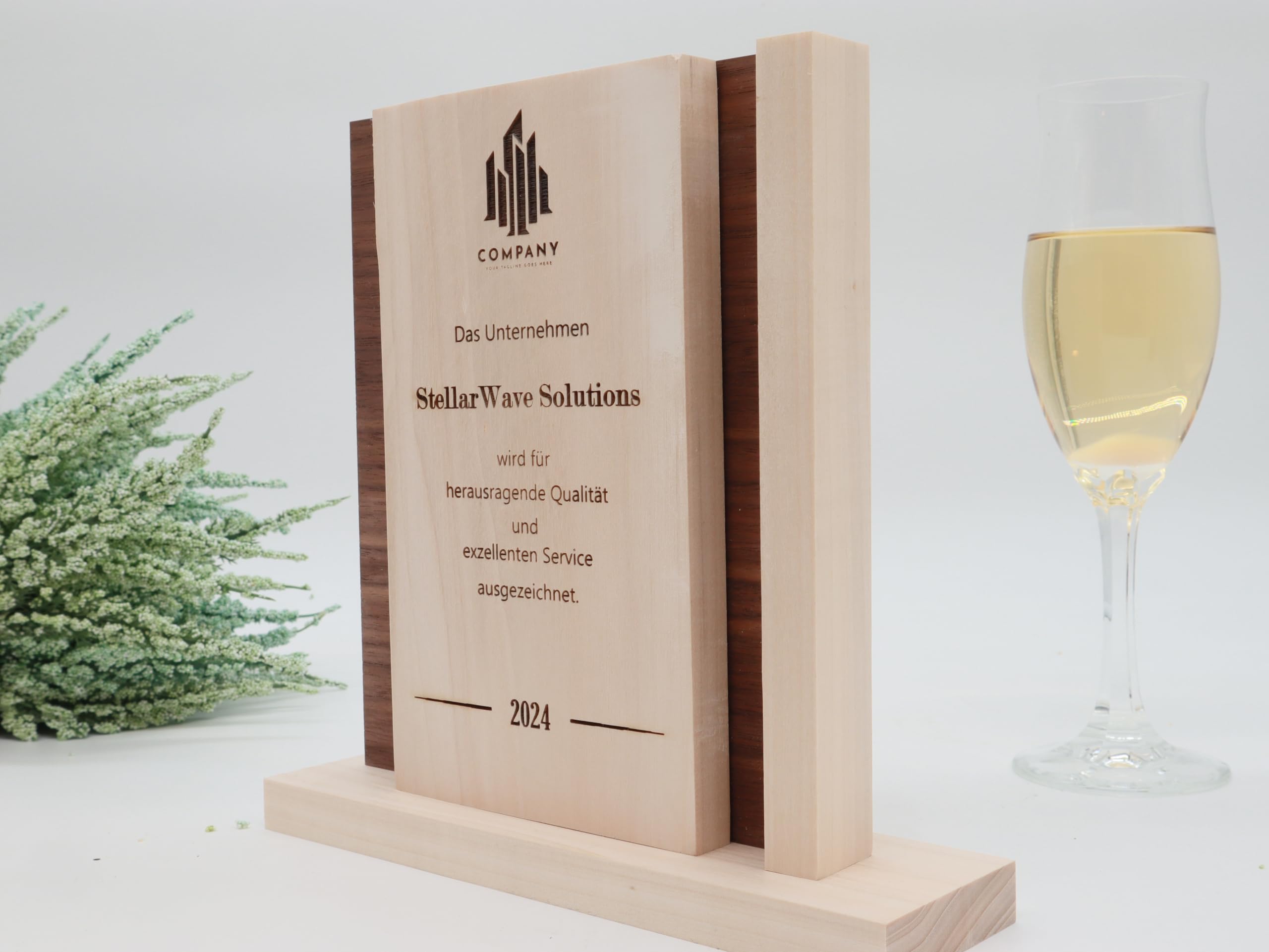 Repräsentativer Award und Trophäe, personalisiert, Kombination aus Pappel- und Nussbaum Holz, Mitarbeiter Auszeichnungen, Firmen Jubiläum, 280x190x20 mm