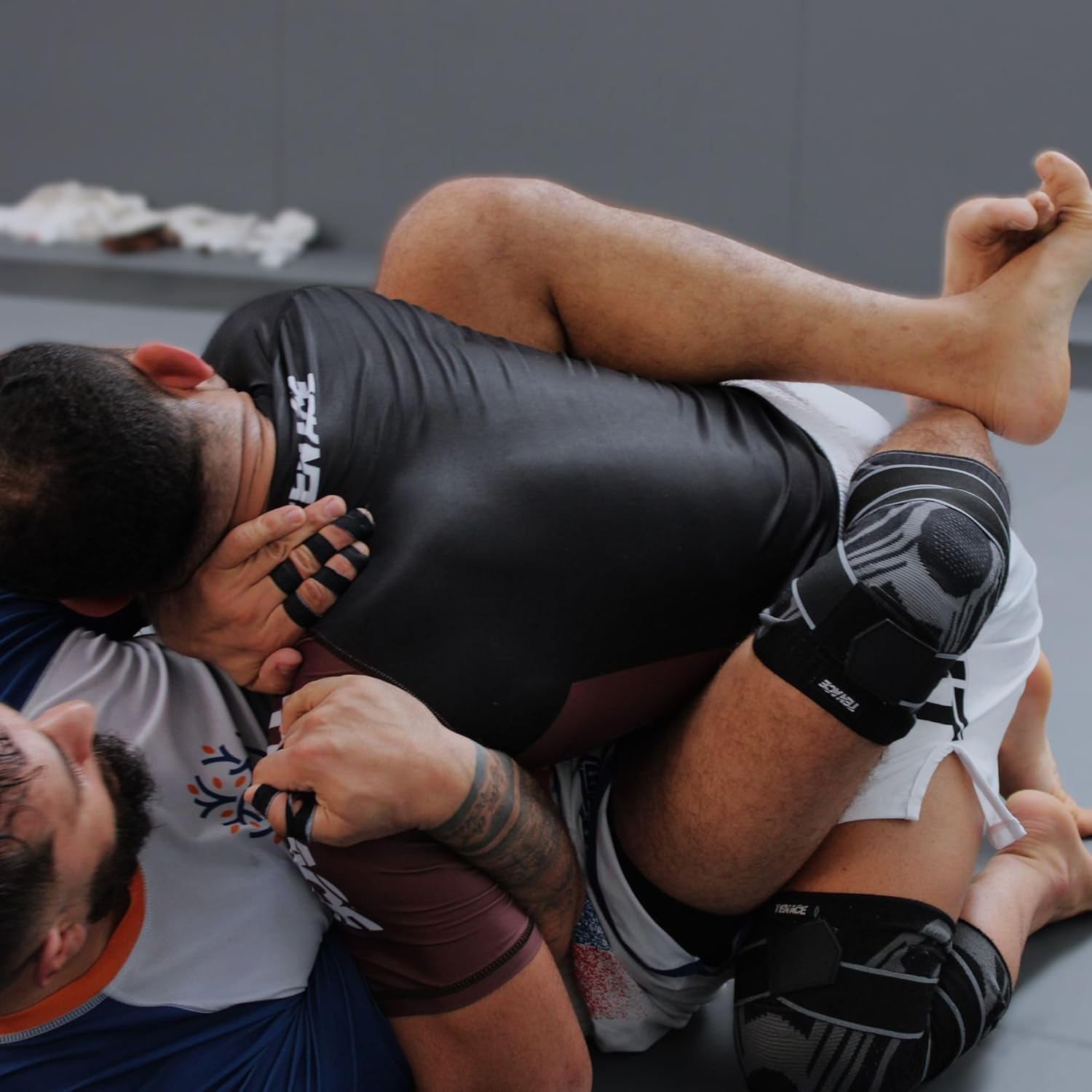 Tenace BJJ Knieschoner mit Gelpolster und Stabilisierung – Kniebandage für Grappling, Ringen, MMA, Jiu Jitsu, Judo und Muay Thai – Kompression, Halt und Schutz (2, Schwarz, X-Large)