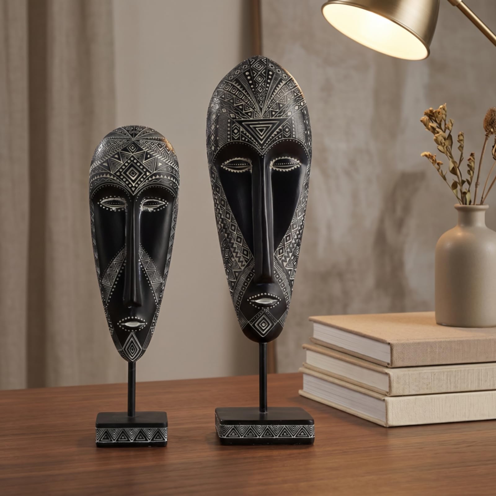 Scultura Decorativa Maschera Allungata in Resina con Disegni Geometrici E Punteggiati su Asta E Base Rettangolare Adatta per Consolle Tavolo Ingresso Ufficio Libreria