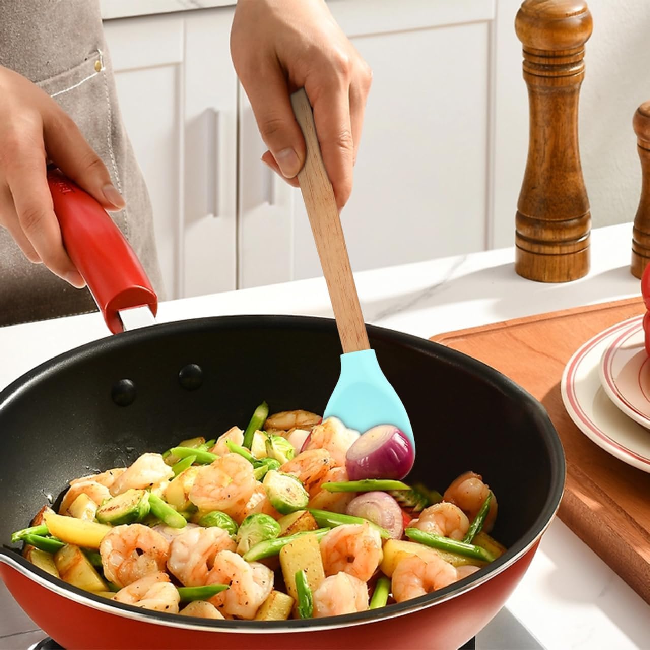 HOMSFOU 4 pack Heart Shaped Silicone Spoons 11.02 inch Mixing Spoon Set for Soup Salad Stirring Serving Home Kitchen Restaurant Picnic with Wooden Handles image 3