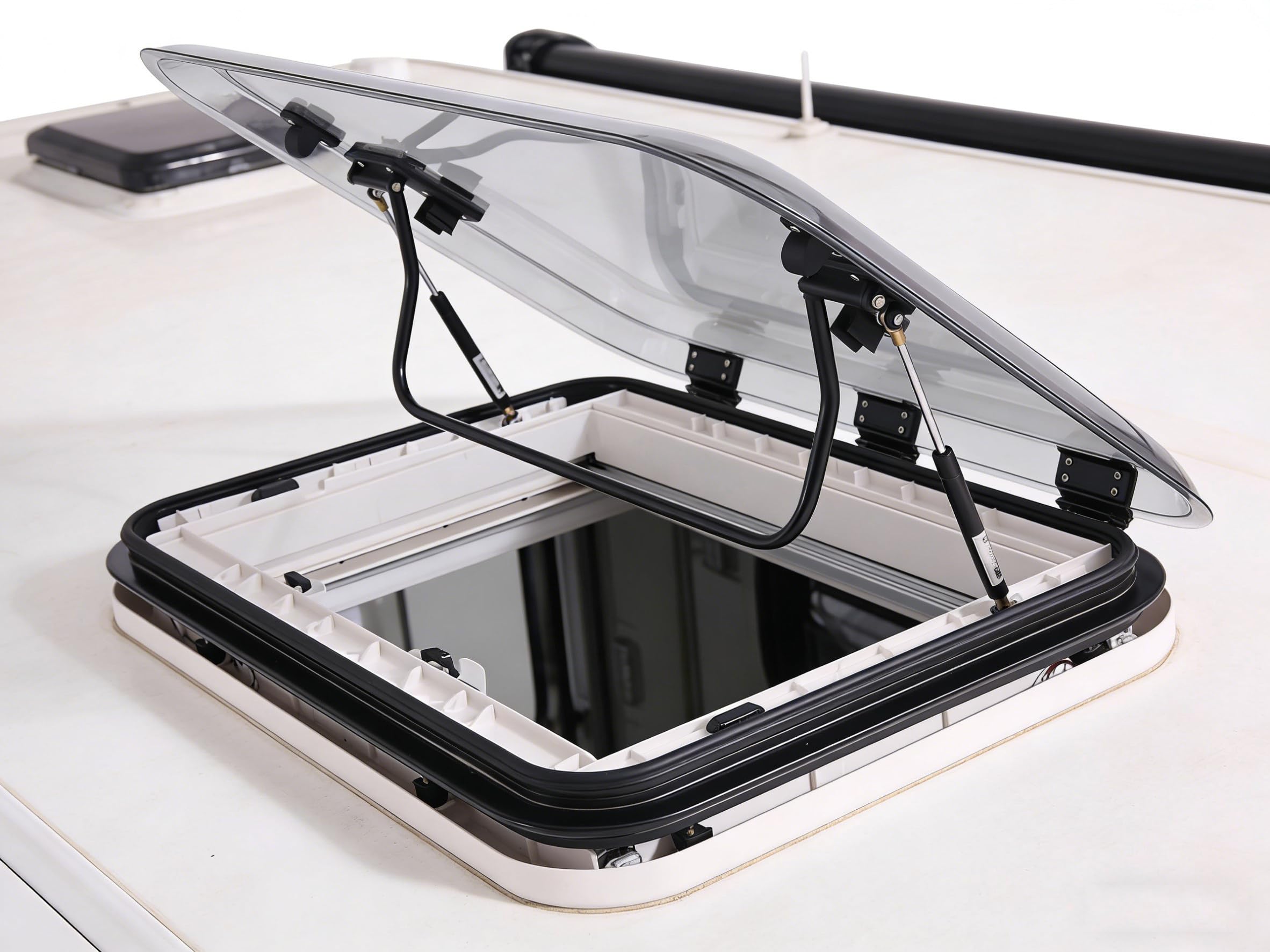 Aération de toit pour caravane avec store occultant pour des nuits fraîches en camping