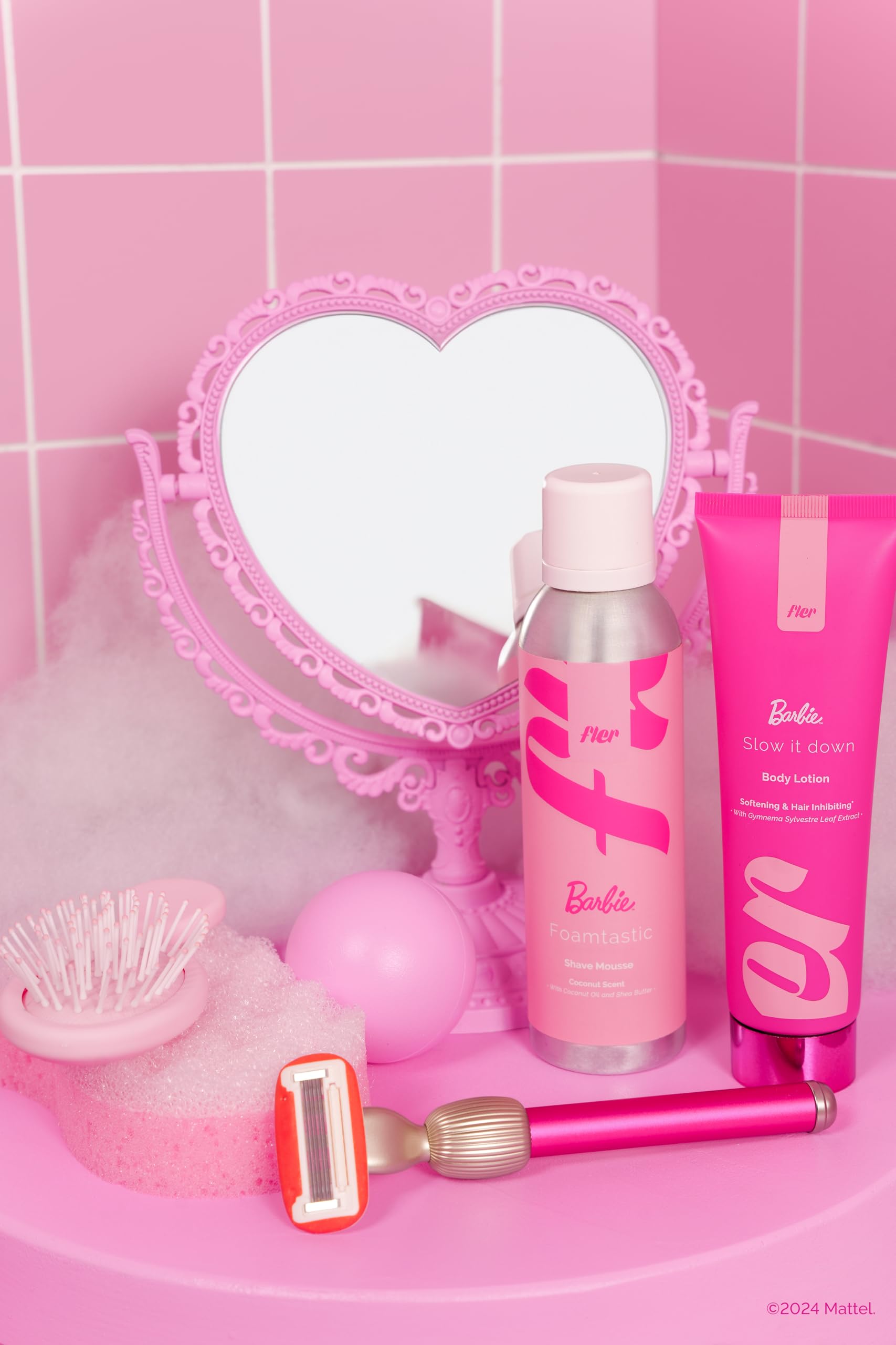 THAT PINK SET Barbie™ x Fler - Rasoio Donna con Supporto e 2 Lamette di Ricambio, Rasoi Unisex, Set con Mousse per la Depilazione e Crema Corpo Lenitiva, Lametta con Aloe Vera