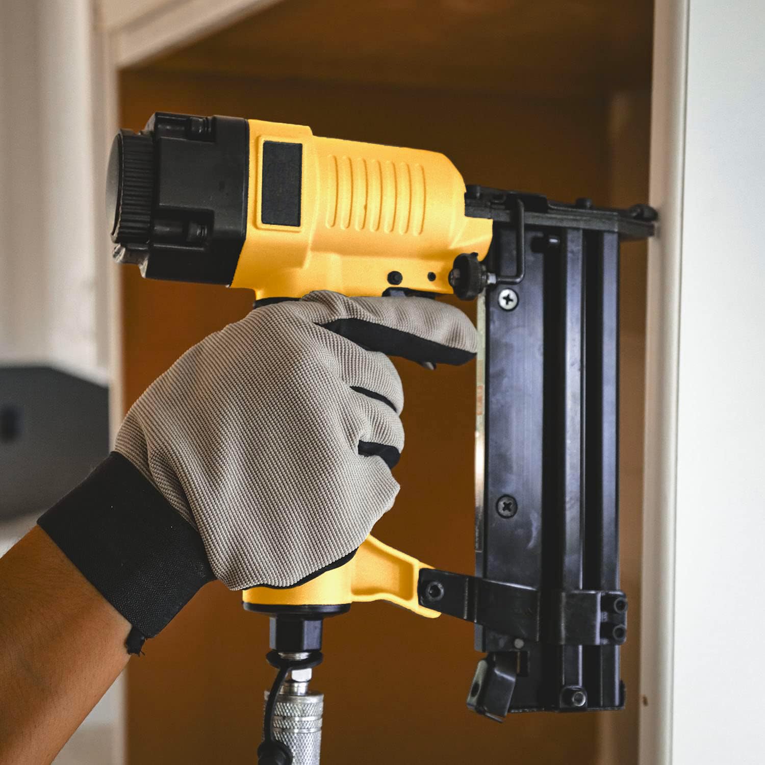 Avilia Pistola Sparachiodi Pneumatica con Accessori - Graffettatrice per Legno e Mobili, per Chiodi 15-50mm, Graffette 16-40mm, Pressione Regolabile - Graffette non incluse