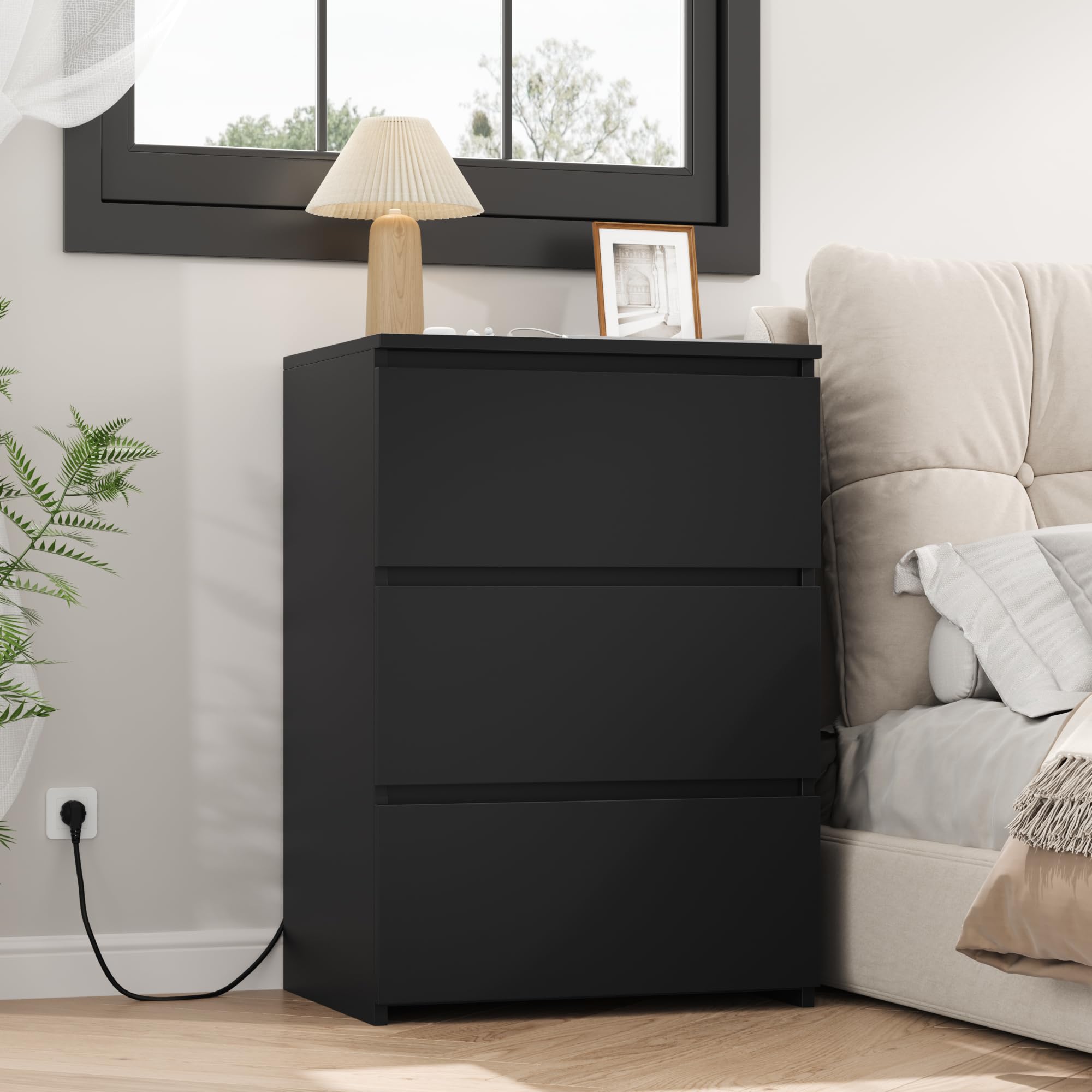 FirFurd Nachttisch mit Steckdosenleiste Nachtschrank 3 Schublade 45x38x66cm | Beistelltisch mit 2 AC-Steckdosen, 2 USB-Anschlüsse, 1,8 m Netzkabel, Nachtkommode für Schlafzimmer Wohnzimmer Büro, schwarz