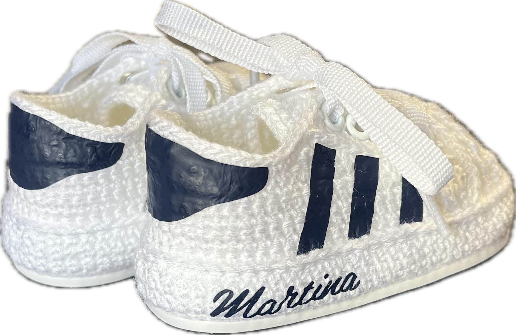 Gehäkelte Babyschuhe mit Namen und schlichten Details, personalisiert und handgefertigt, niedrige Schuhe mit Seitenstreifen, erhältlich in allen Babygrößen von 0 bis 12 Monaten.