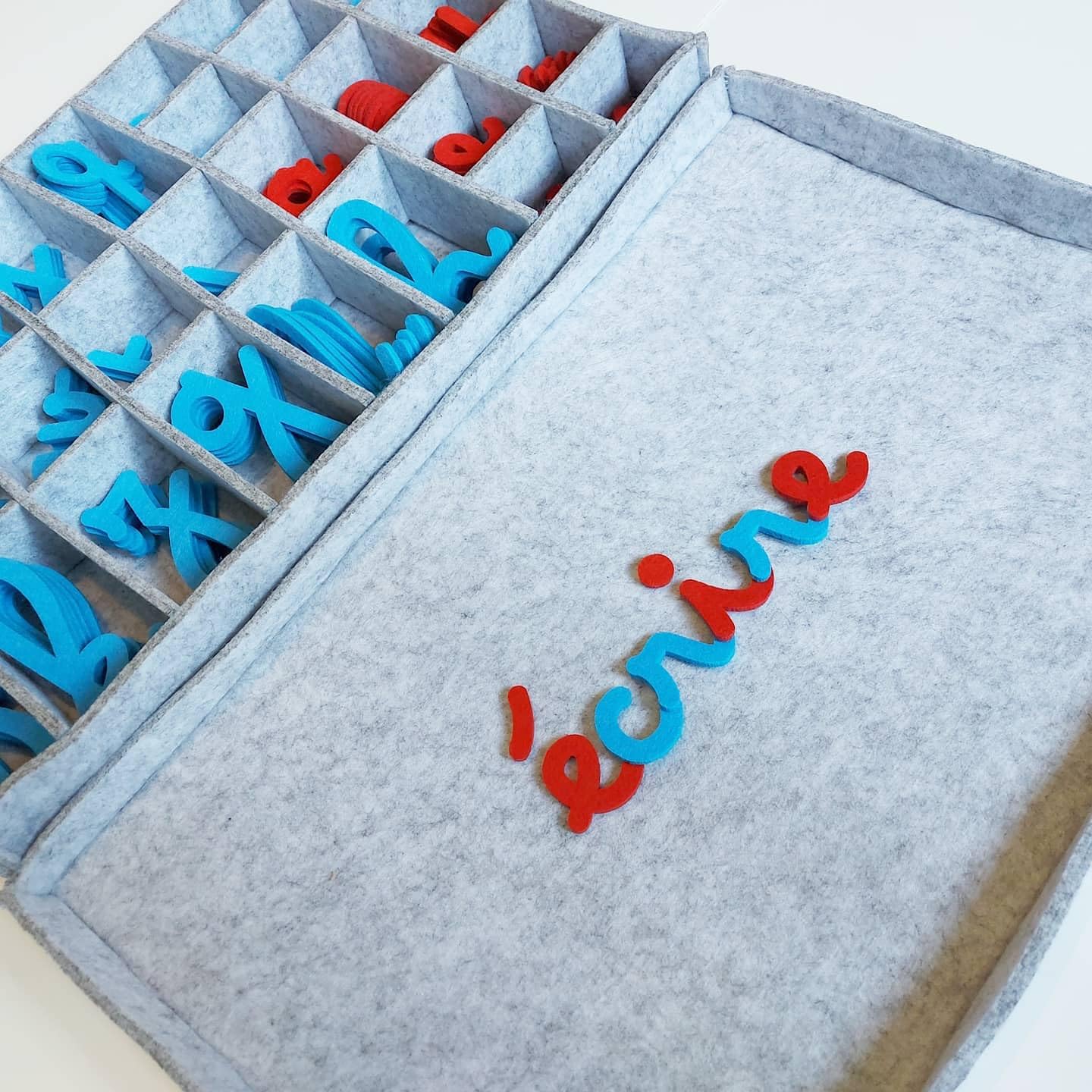 Alphabet Mobile Cursif Montessori | Coffret de Rangement compartimenté | 155 Lettres Mobiles en Feutrine