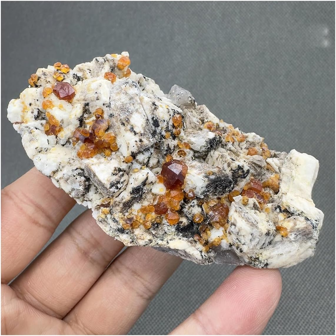 Crystal Stone Natural Spessartine Mineral Specimen Quartz Crystals(58g 39 * 22 * 67mm)
