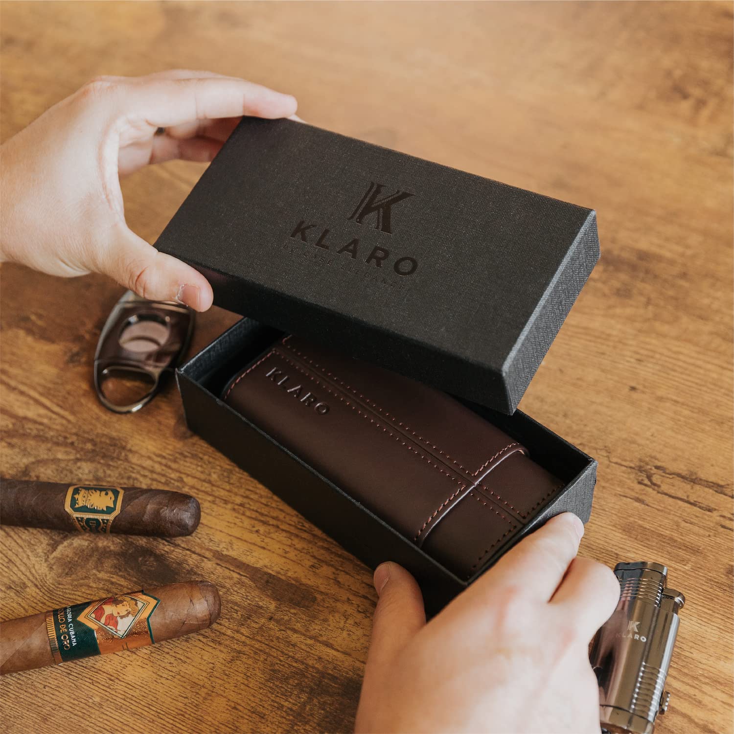 CASE ELEGANCE Estuche Protector de Viaje Premium para 3 cigarros, Cuero marrón de Grano Superior Genuino, Forrado de Cedro con Tapas de Extremo de Metal Dorado, empaque Listo para Regalo
