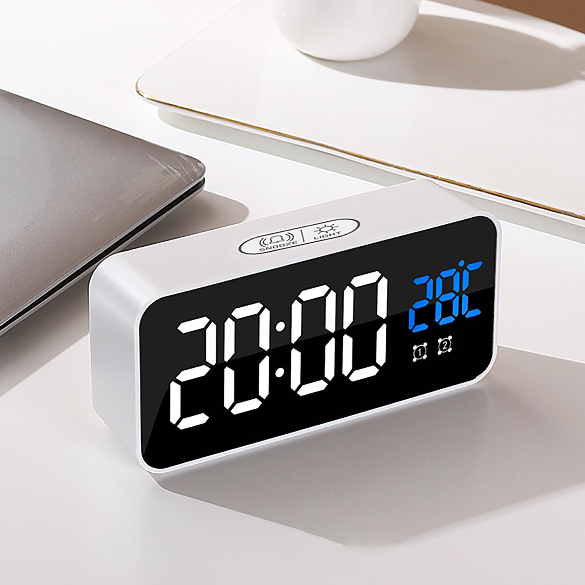 Reloj Despertador Digital, LED Pantalla Reloj Alarma Inteligente con Temperatura, 2 Alarma, Snooze, 4 Brillo Ajustable Función, Volumen Regulable, 13 Tipos de Música, Puerto de Carga USB (blanco)
