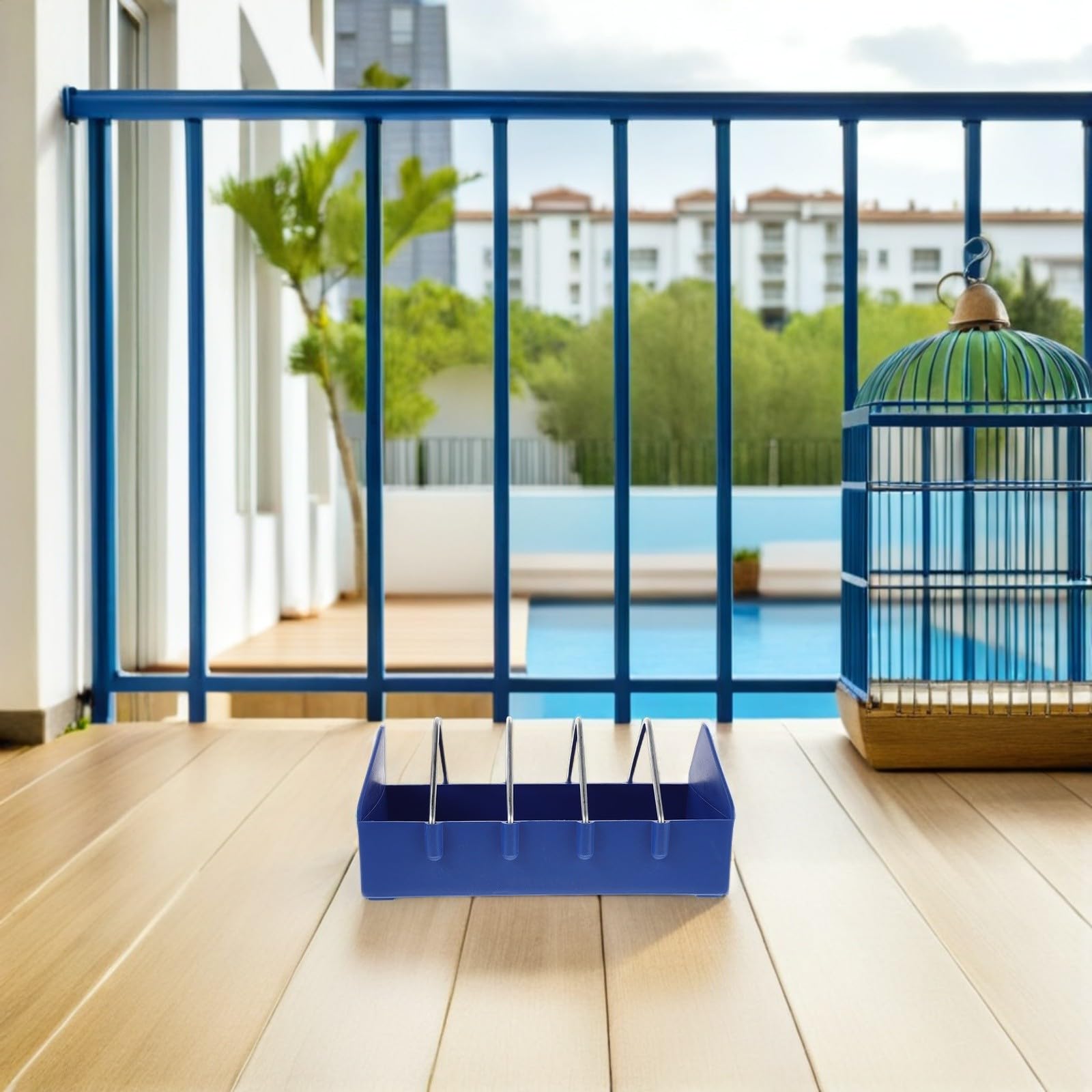 Lot de 4 Mangeoires pour Pigeons en Plastique Bleu Séparation Amovible et Fente Métallique, Grosse Capacité, Résistantes aux Intempéries pour Usage en Ferme ou Extérieur