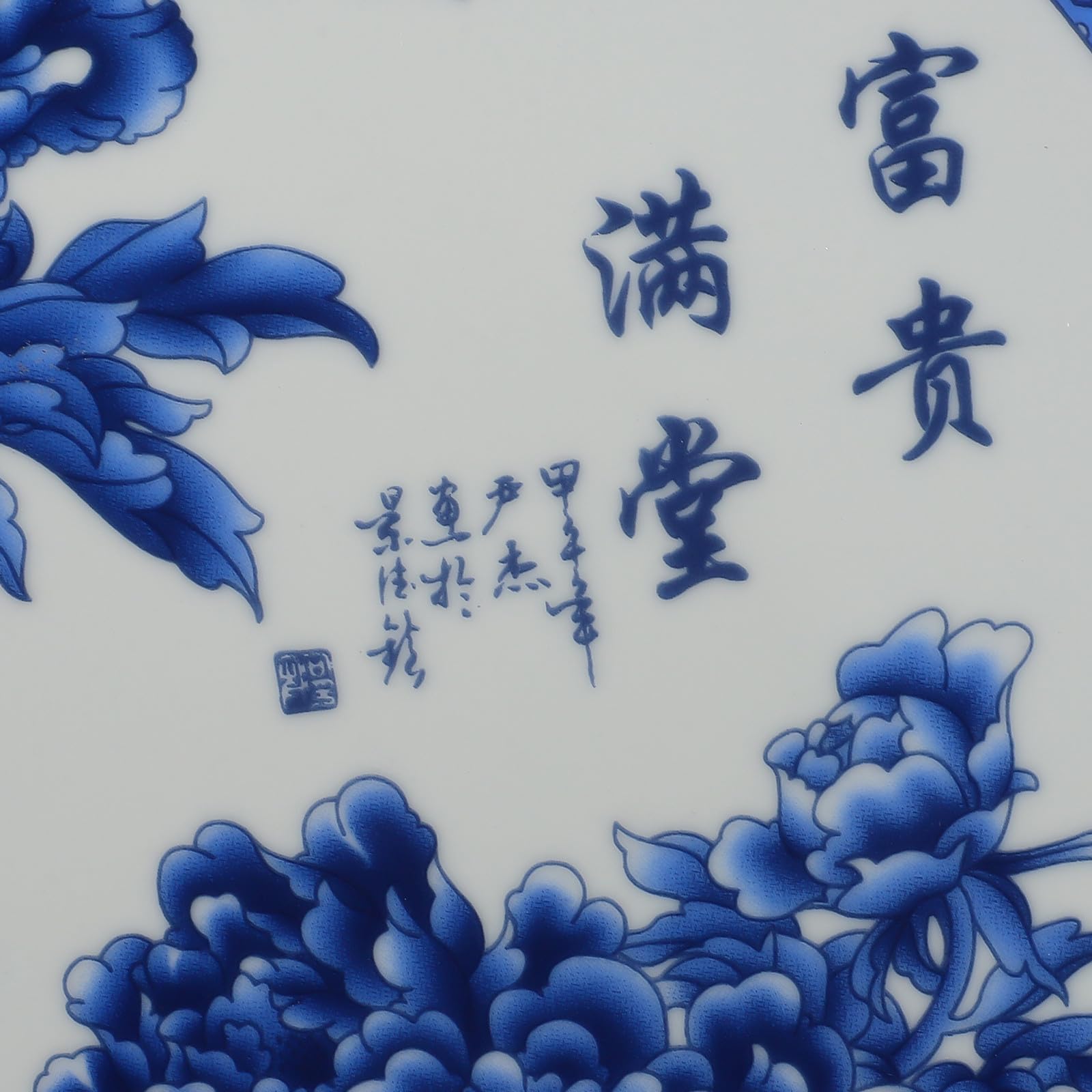 Plato Decorativo y Superficie Lisa de Cerámica Azul y Blanco con Soporte de Madera, Diseño Adecuado para Obsequio y Fotografía