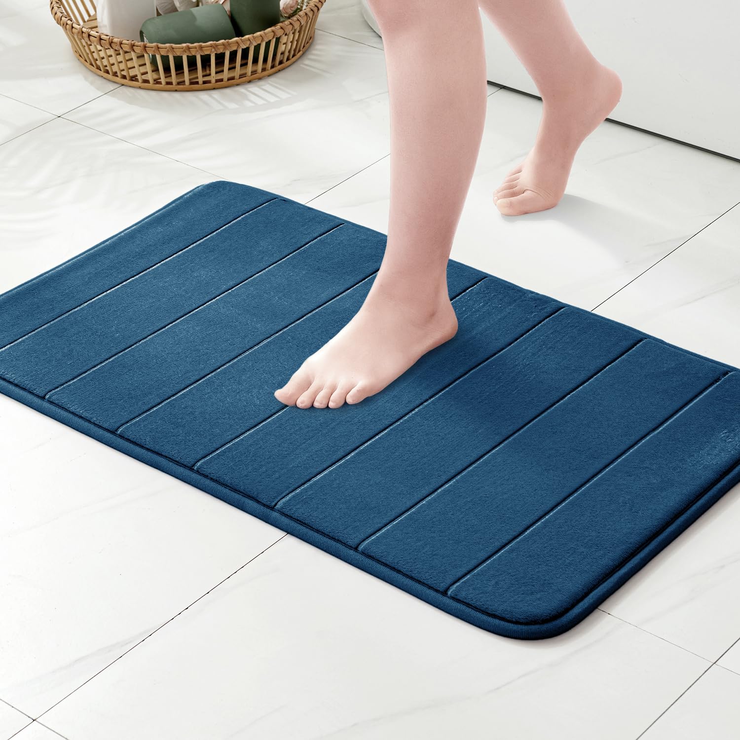 MIULEE Alfombra de Baño de Microfibra y Espuma de Memoria Antideslizante con Diseño de Rayas Verticales – Suave, Absorbente, Lavable a Máquina – 50x80 cm, Color Azul Marino