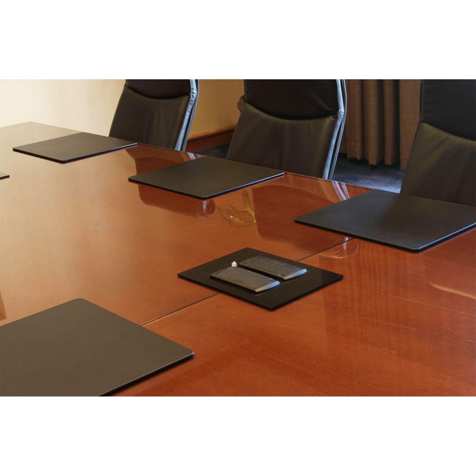 DACASSO Kunstleder-Konferenztischunterlage – luxuriöses Leder-Schreibunterlage zum Schreiben – gepolsterter Oberflächenschutz für den Executive-Schreibtisch – (Schwarz, 43,2 x 35,6 cm)
