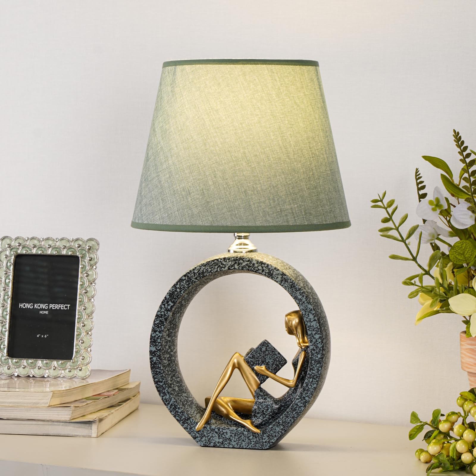 Creative Girl Lampe de bureau décorative avec base de figurine de lecture, vert noirâtre et or, hauteur 43 cm, abat-jour blanc, décoration artistique
