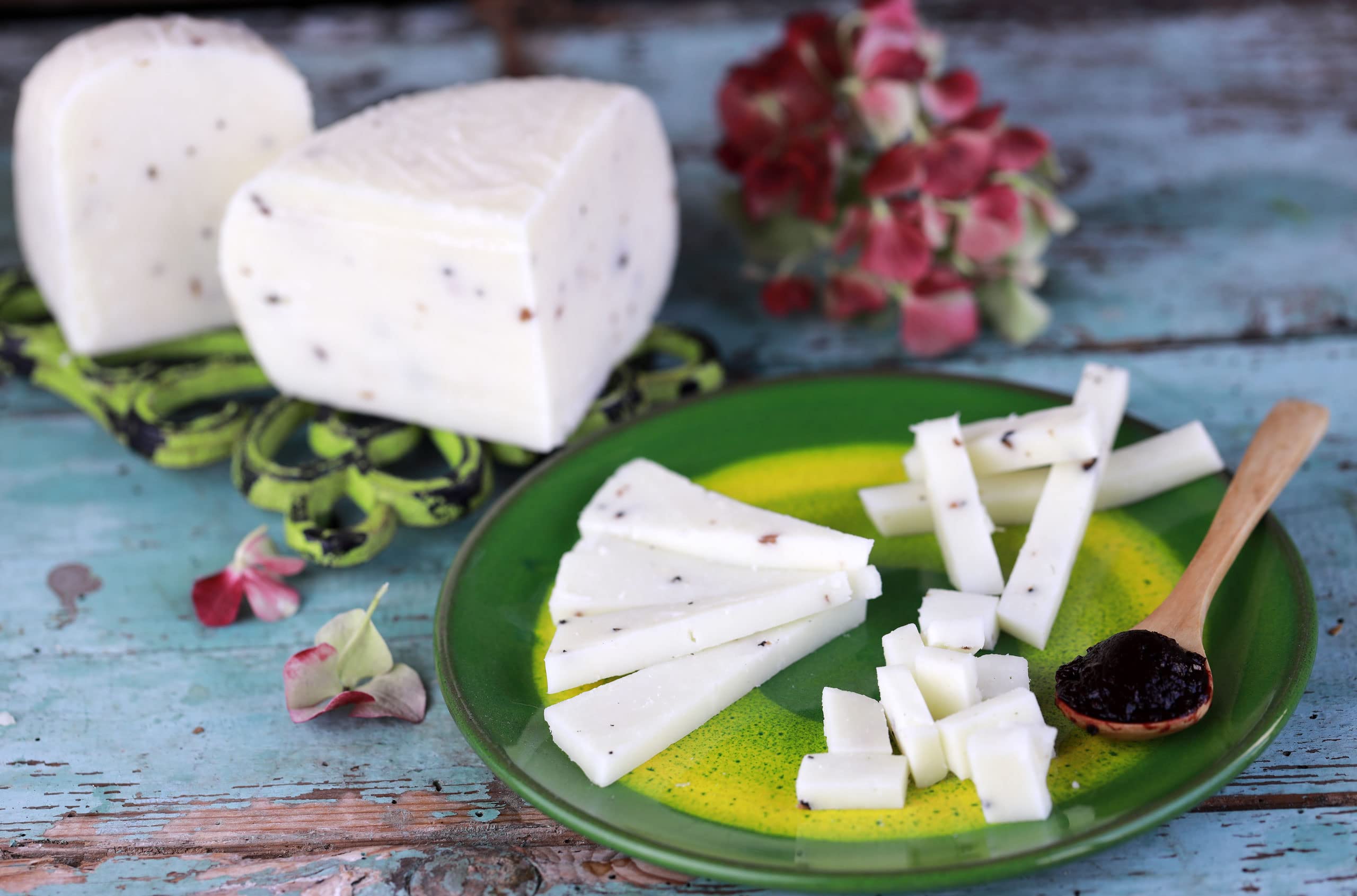 Pecorino al Tartufo | trancio sottovuoto da 0,3 kg | formaggio artigianale toscano | Salumificio Artigianale Gombitelli - Toscana
