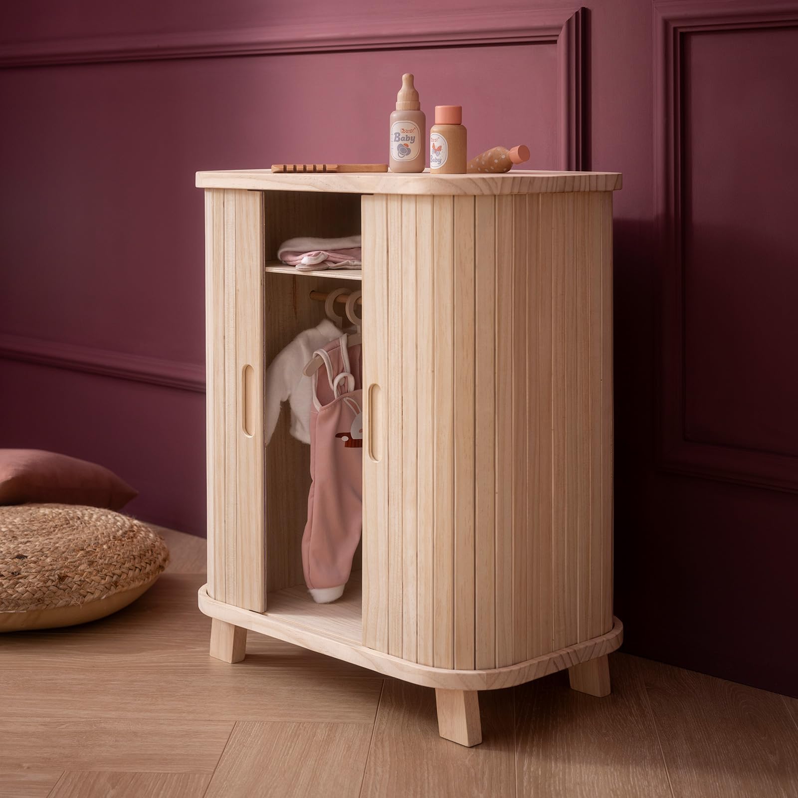 howa Armadio per bambole in legno Grace – Mobili per bambole con porta scorrevole, asta appendiabiti, mensola e 3 grucce 2670